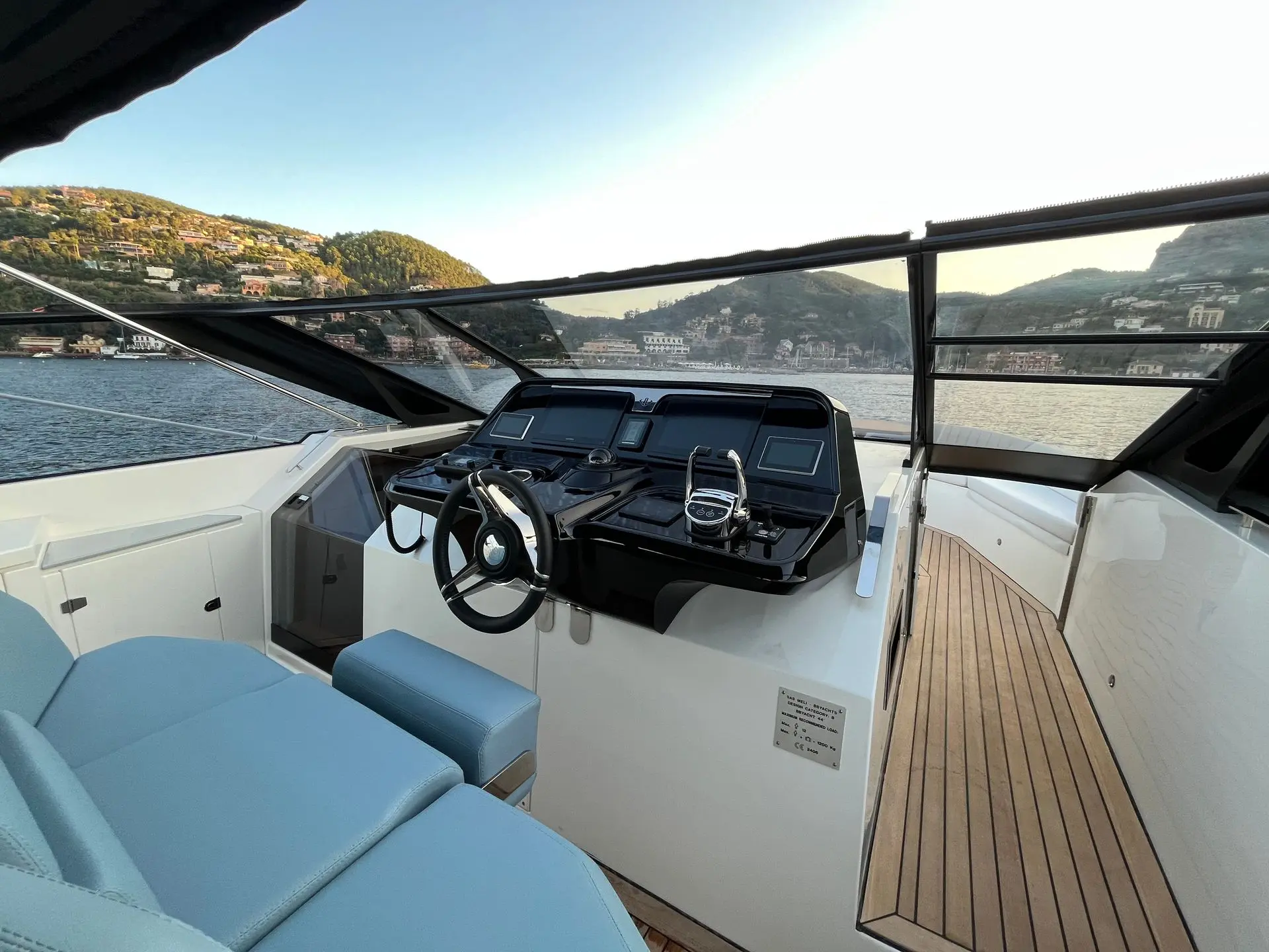 BB Yachts 44 Panarea — Poste de pilotage et cockpit avant d’un bateau, avec baie vitrée et sièges.