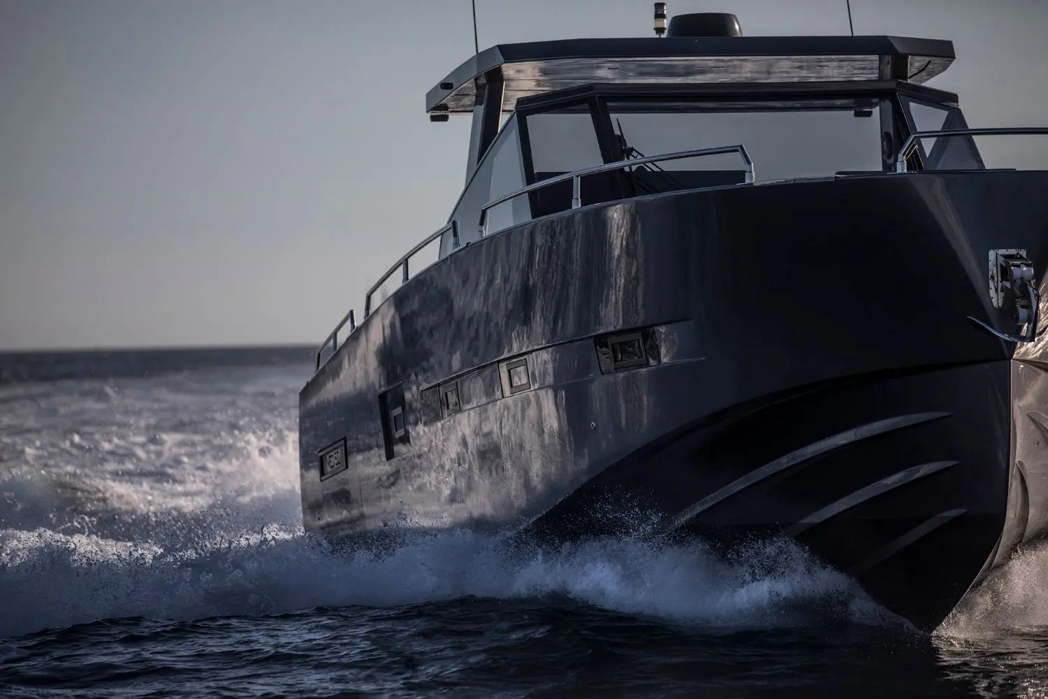 Medyacht MED 52 — Bateau à moteur naviguant au large par mer agitée, vu de trois quarts avant.