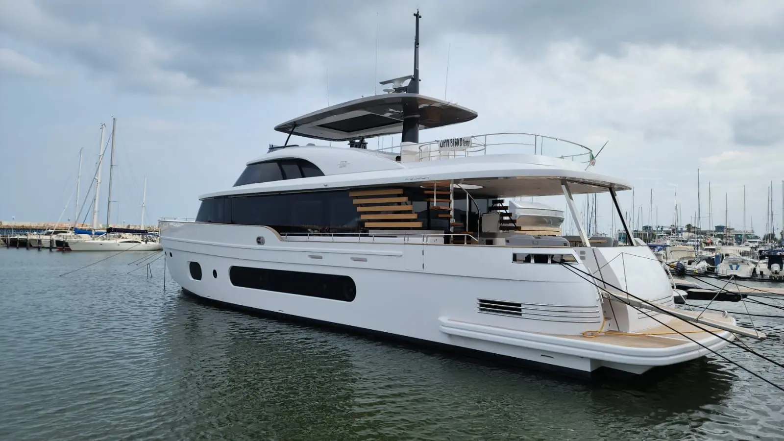 Azimut Magellano 25 — Bateau à moteur blanc vu de trois quarts dans une marina.