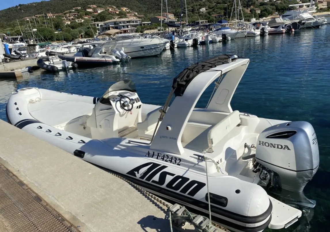 Alson Flash 750 — Semi-rigide blanc amarré dans un port, vu de trois quarts depuis le quai.