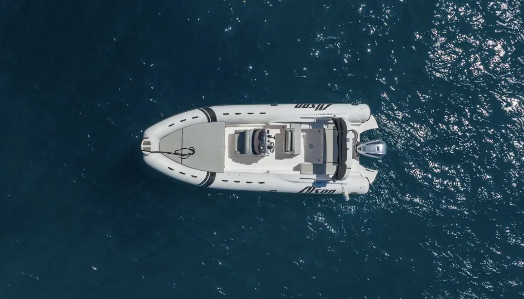 Alson Flash 750 — Vue aérienne d’un bateau semi-rigide blanc sur une mer bleue.