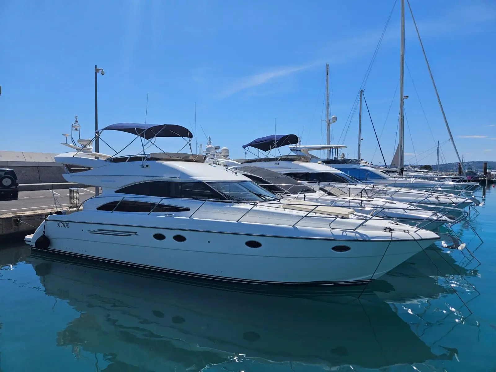 Princess 50 — Bateau à moteur blanc amarré dans un port, vu de profil tribord.