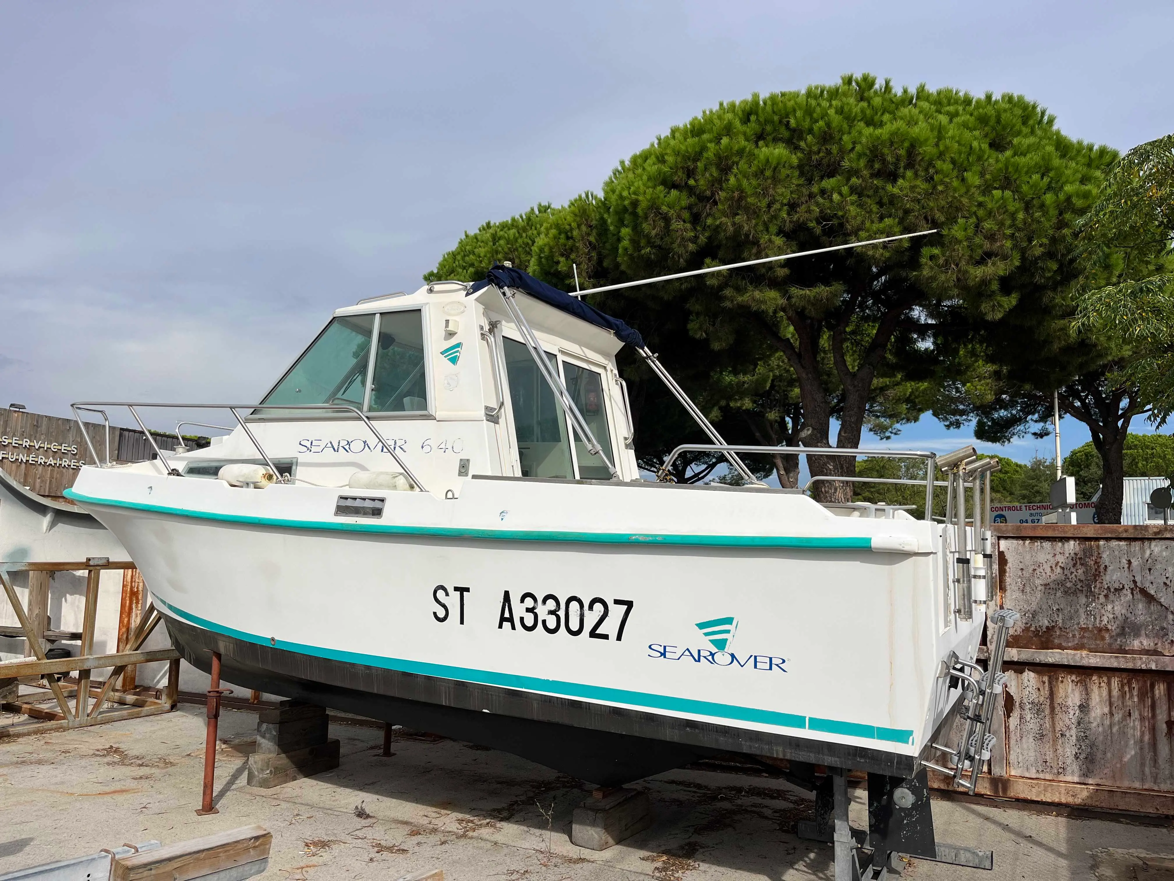 Eider Marine Sea Rover 640 — Bateau à cabine blanc et turquoise présenté à terre sur calage.