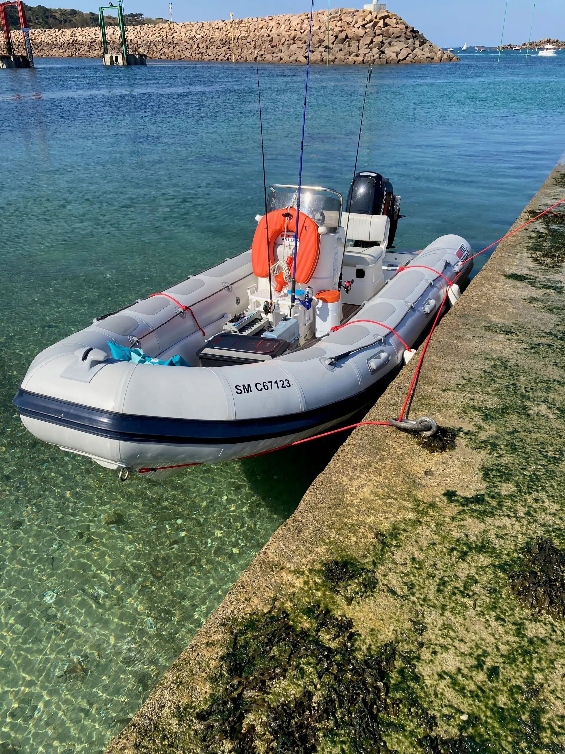 Valiant 520 Vanguard — Semi-rigide amarré dans un port, vu de trois quarts depuis le quai.