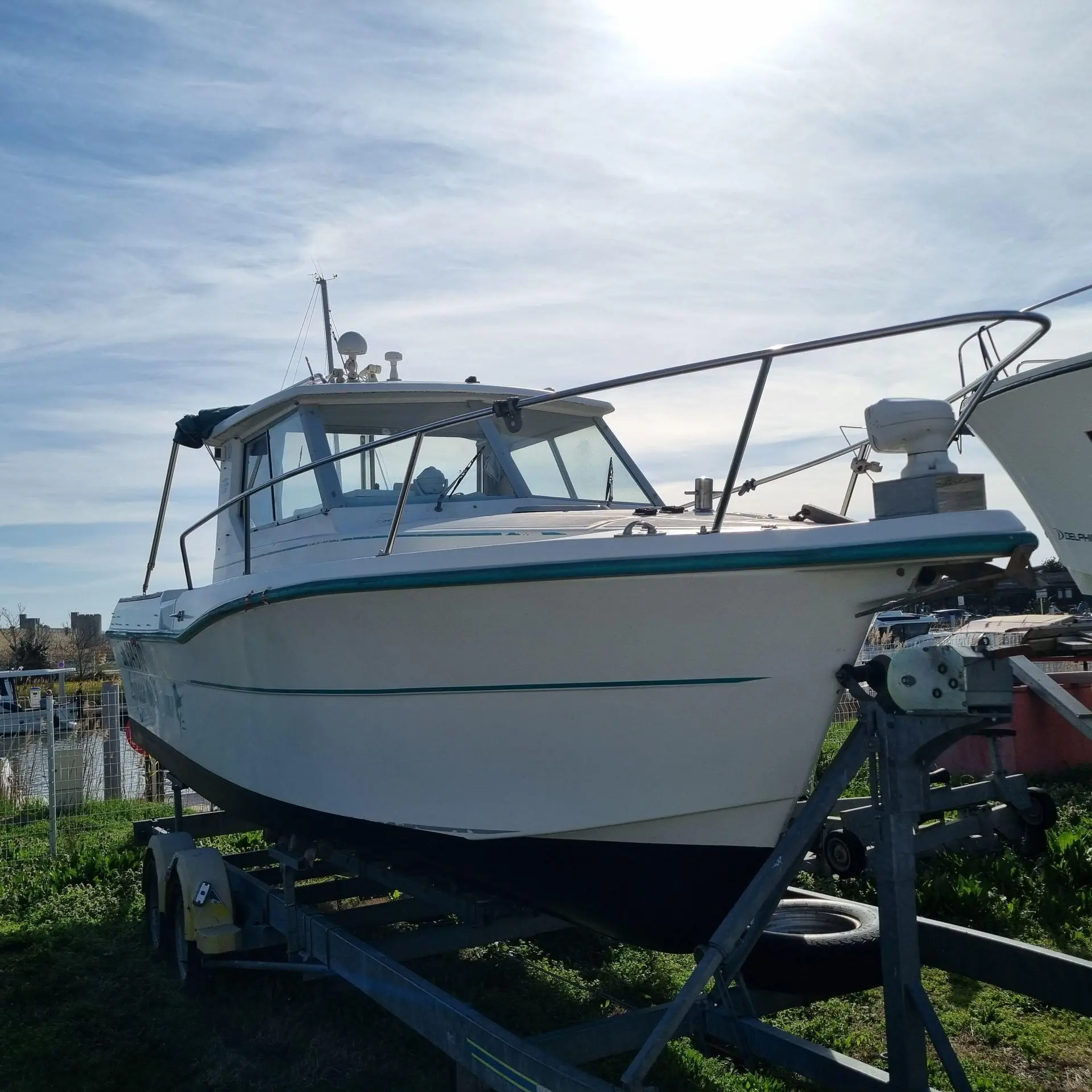 Ocqueteau 685 — Bateau à cabine présenté sur remorque dans un chantier naval.
