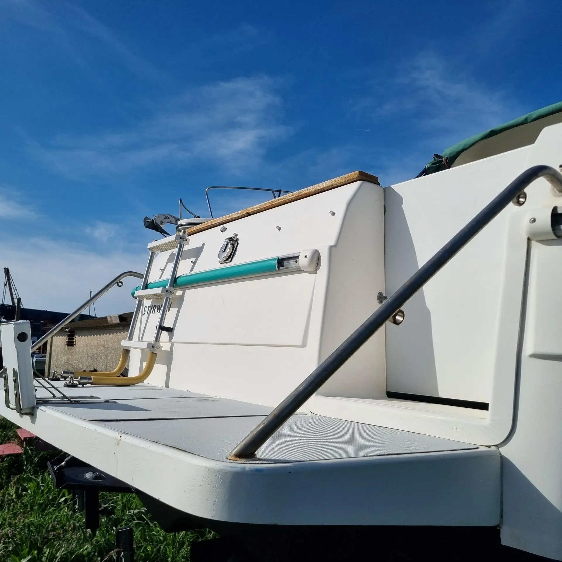 Ocqueteau 685 — Vue rapprochée de la poupe et de la plateforme arrière d’un bateau.