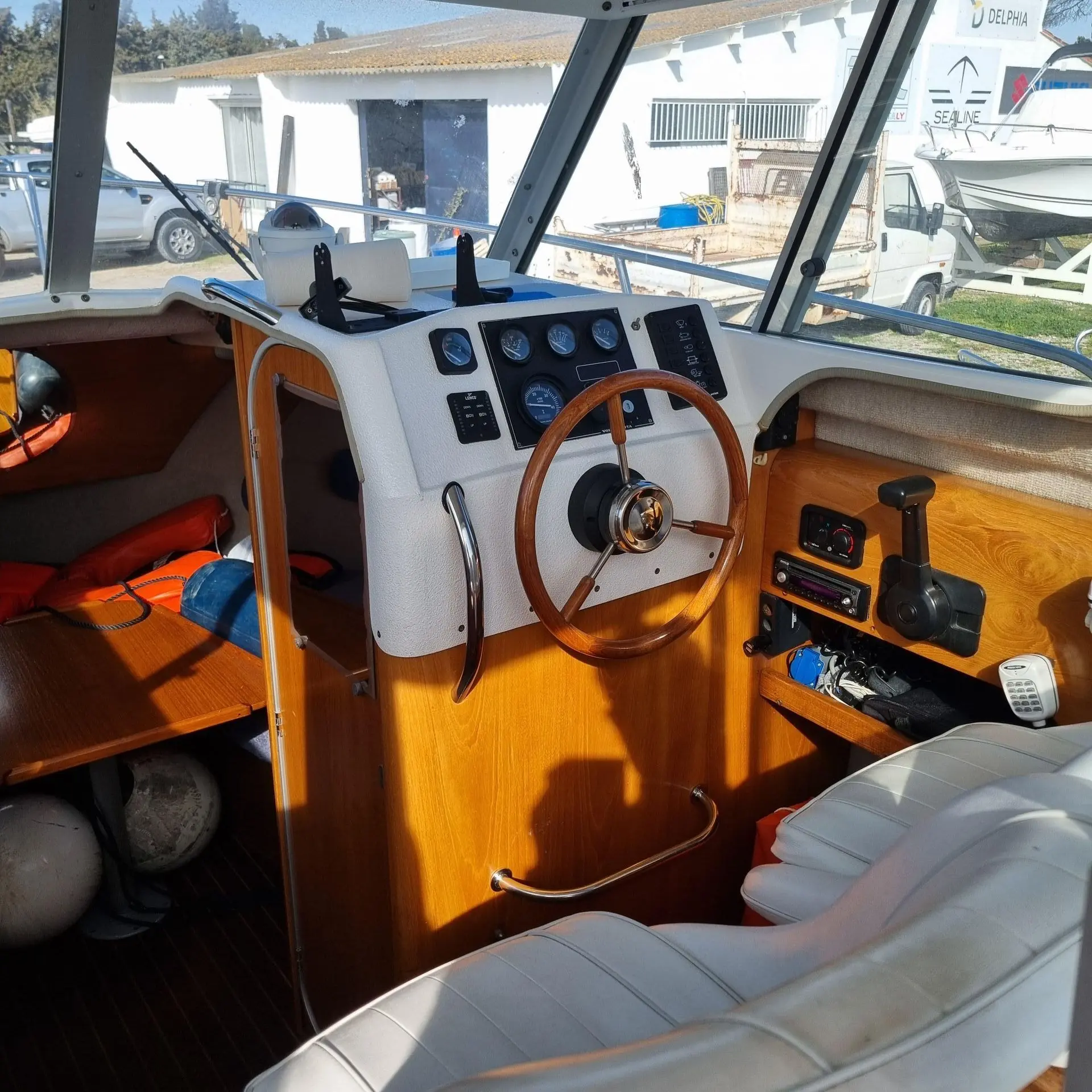 Ocqueteau 685 — Poste de pilotage intérieur avec tableau de bord, volant et commandes.