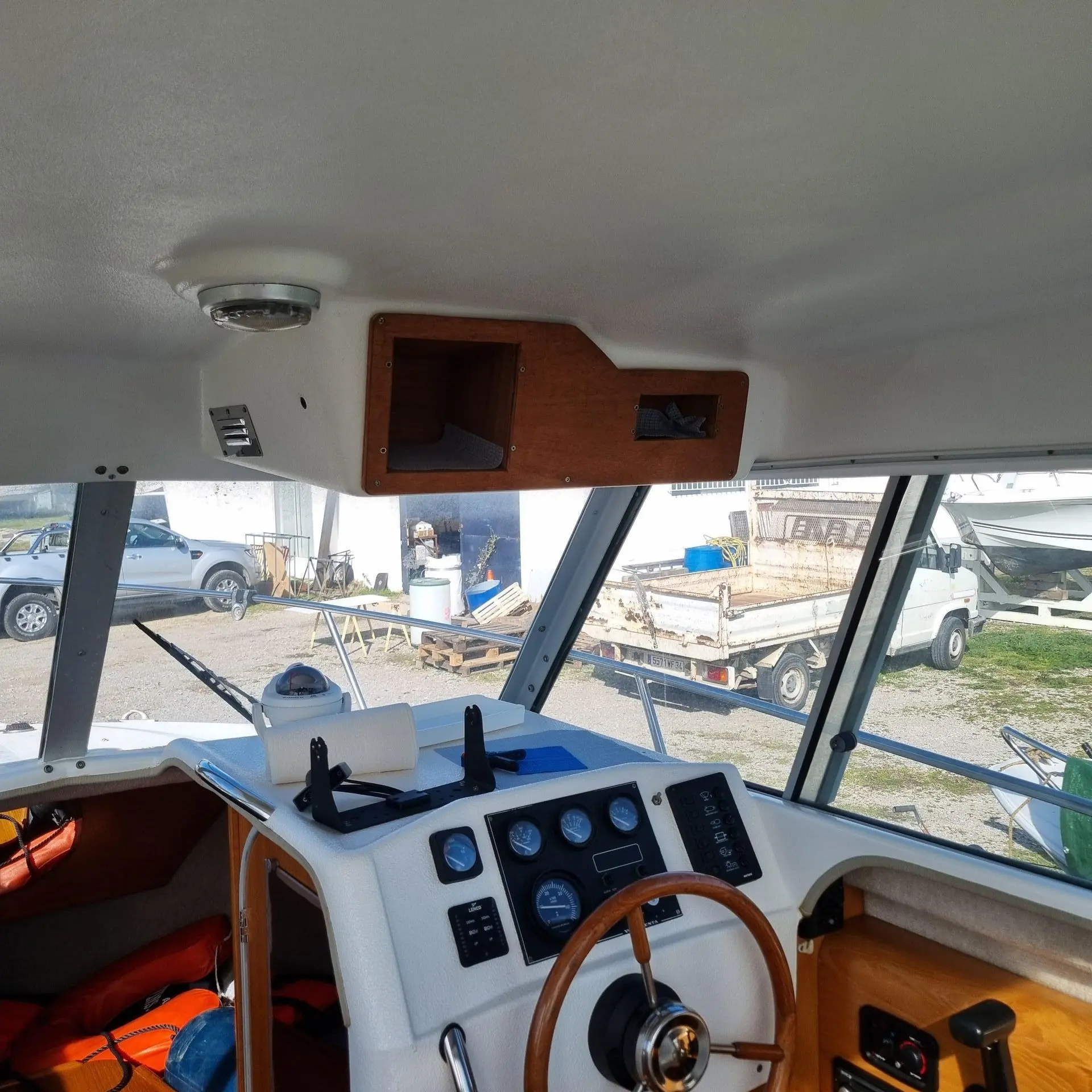 Ocqueteau 685 — Vue du poste de pilotage intérieur et de la console de navigation du bateau.