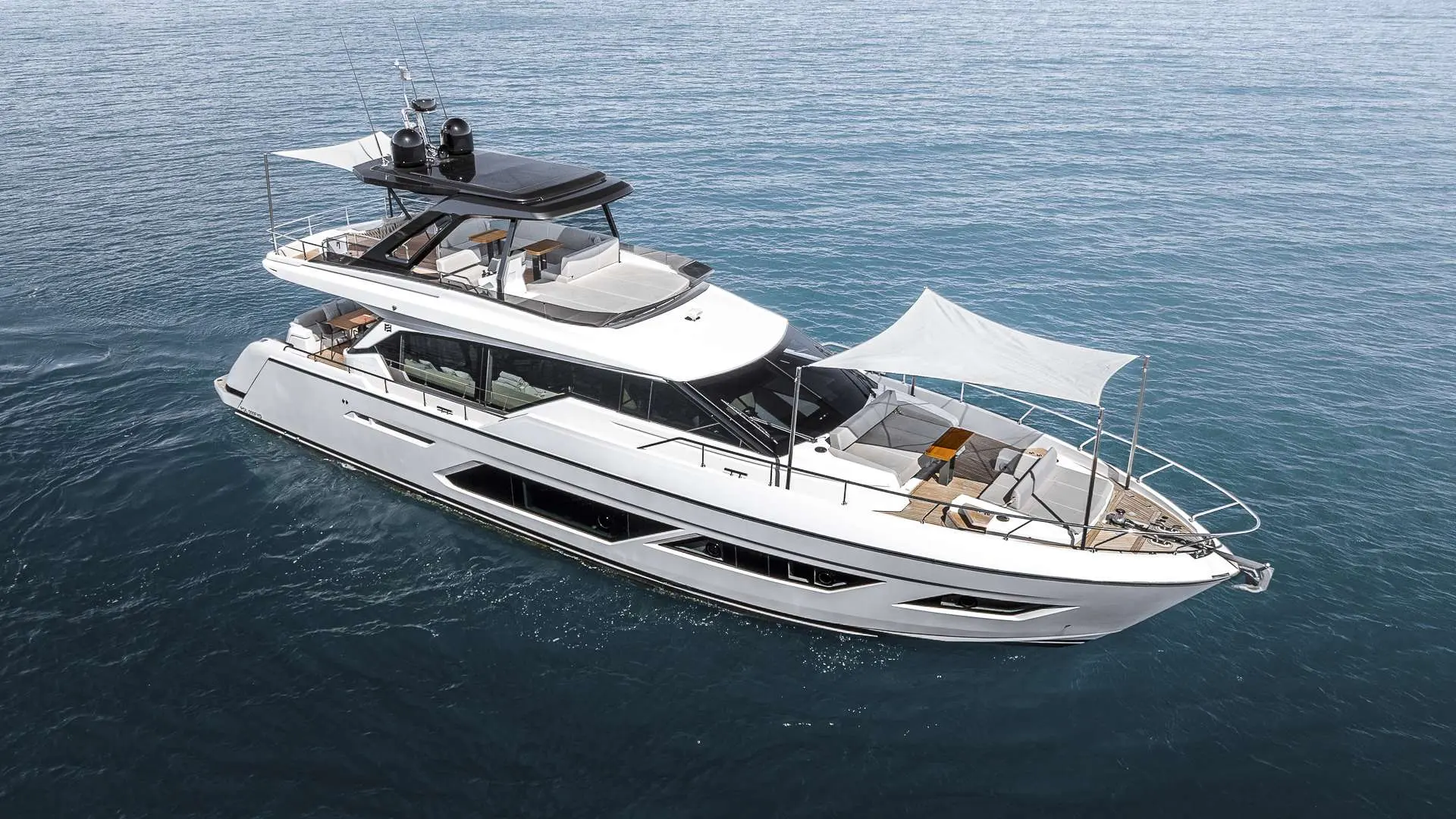 Ferretti 720 — Vue aérienne trois-quarts d’un yacht blanc naviguant sur une mer calme.