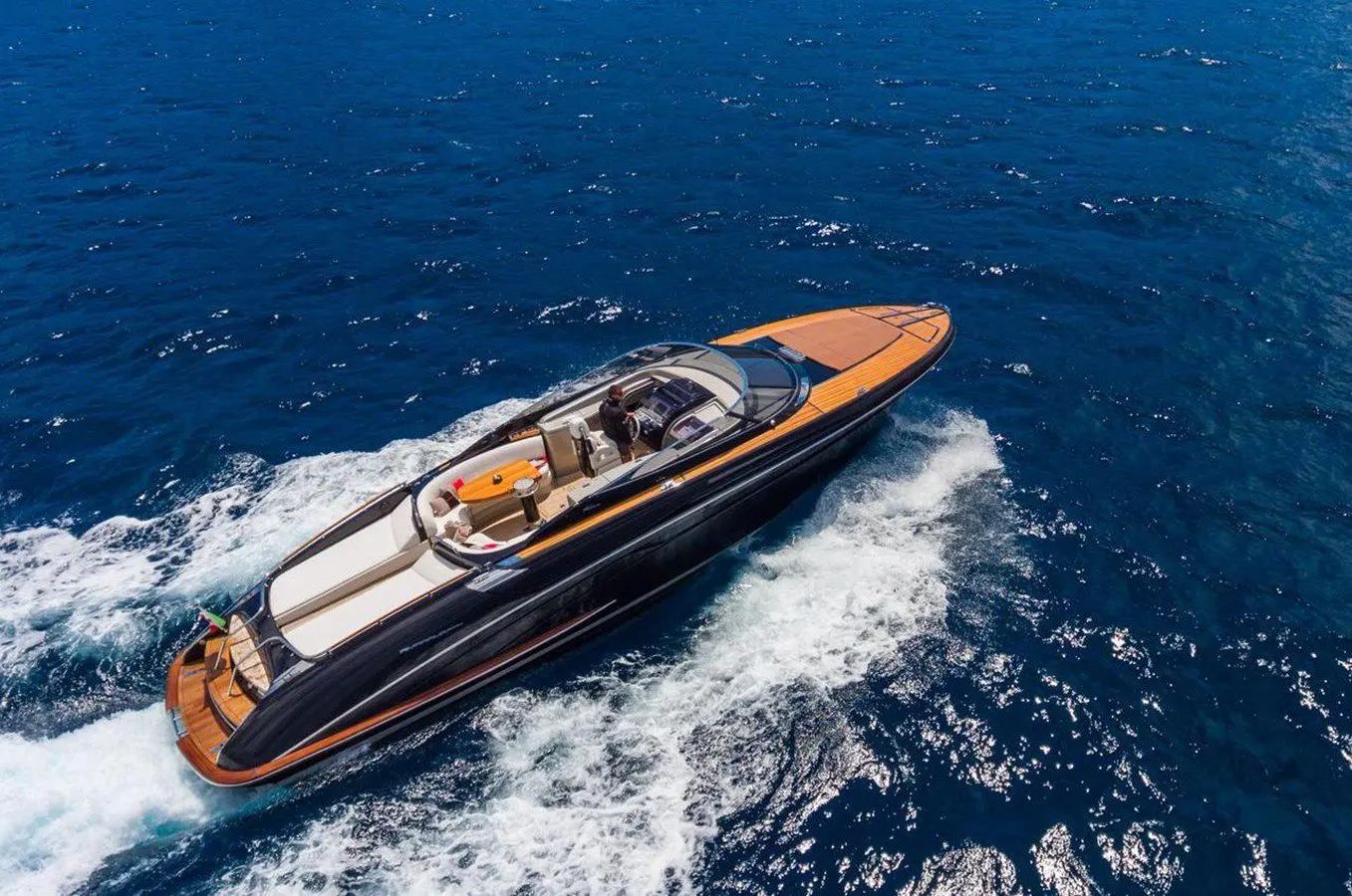 Riva Rivarama 44 — Vue aérienne d’un bateau à moteur naviguant en pleine mer.