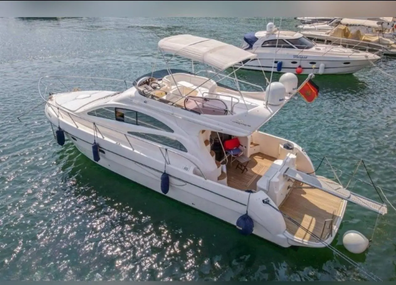 Azimut 42 — Yacht blanc vu de trois quarts arrière, amarré dans une marina.