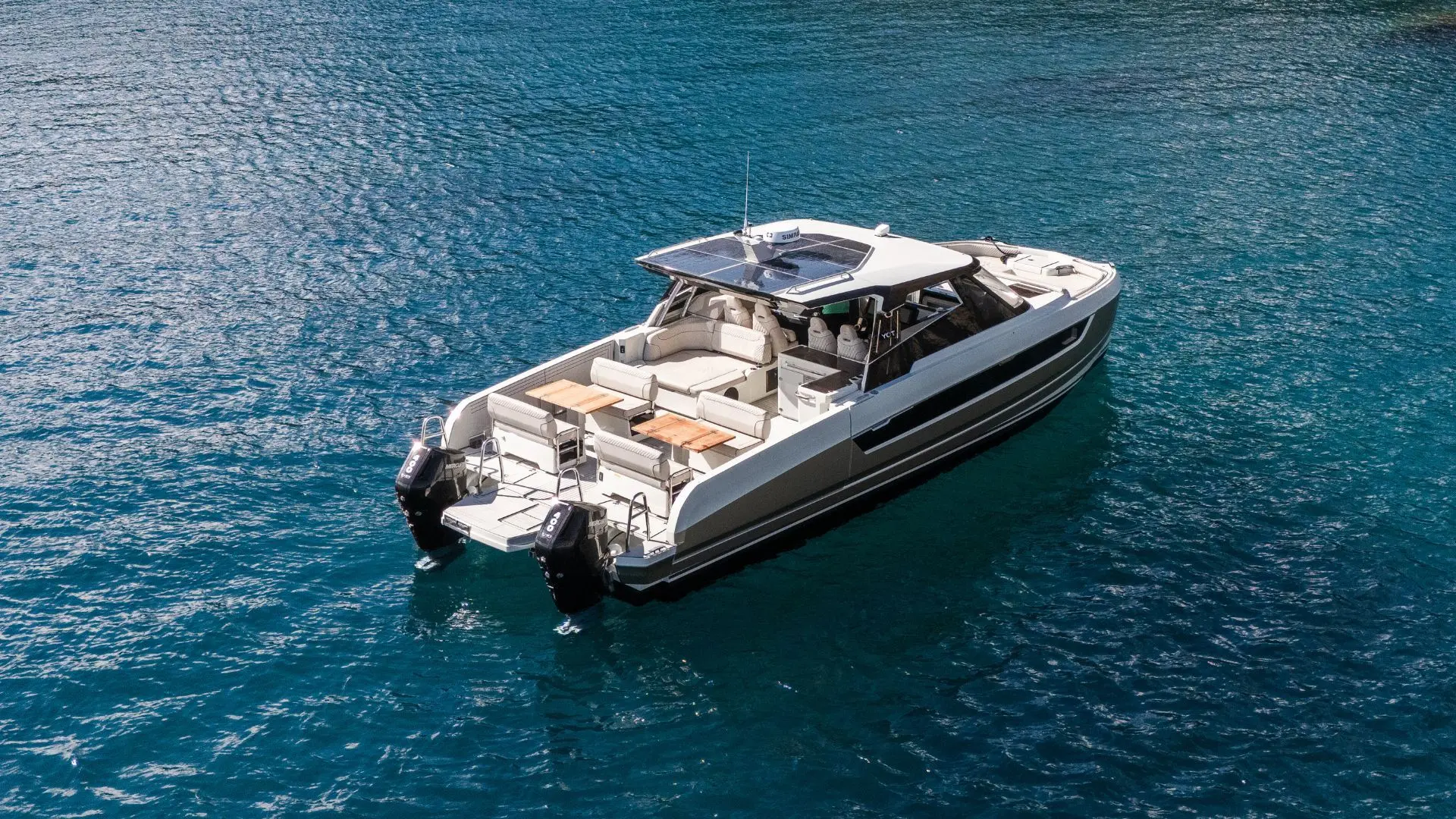 Yot 41 — Bateau à moteur blanc vu de trois quarts sur une mer bleue