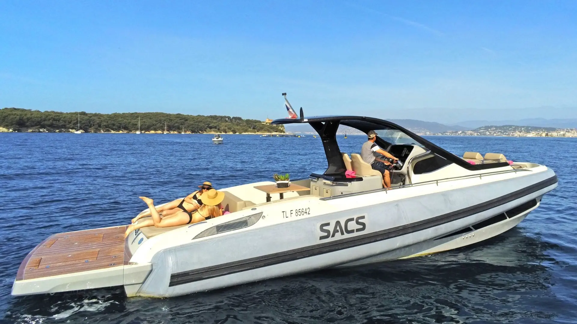 Sacs Rebel 40 — Bateau SACS vu de trois quarts sur l’eau avec trois personnes à bord.