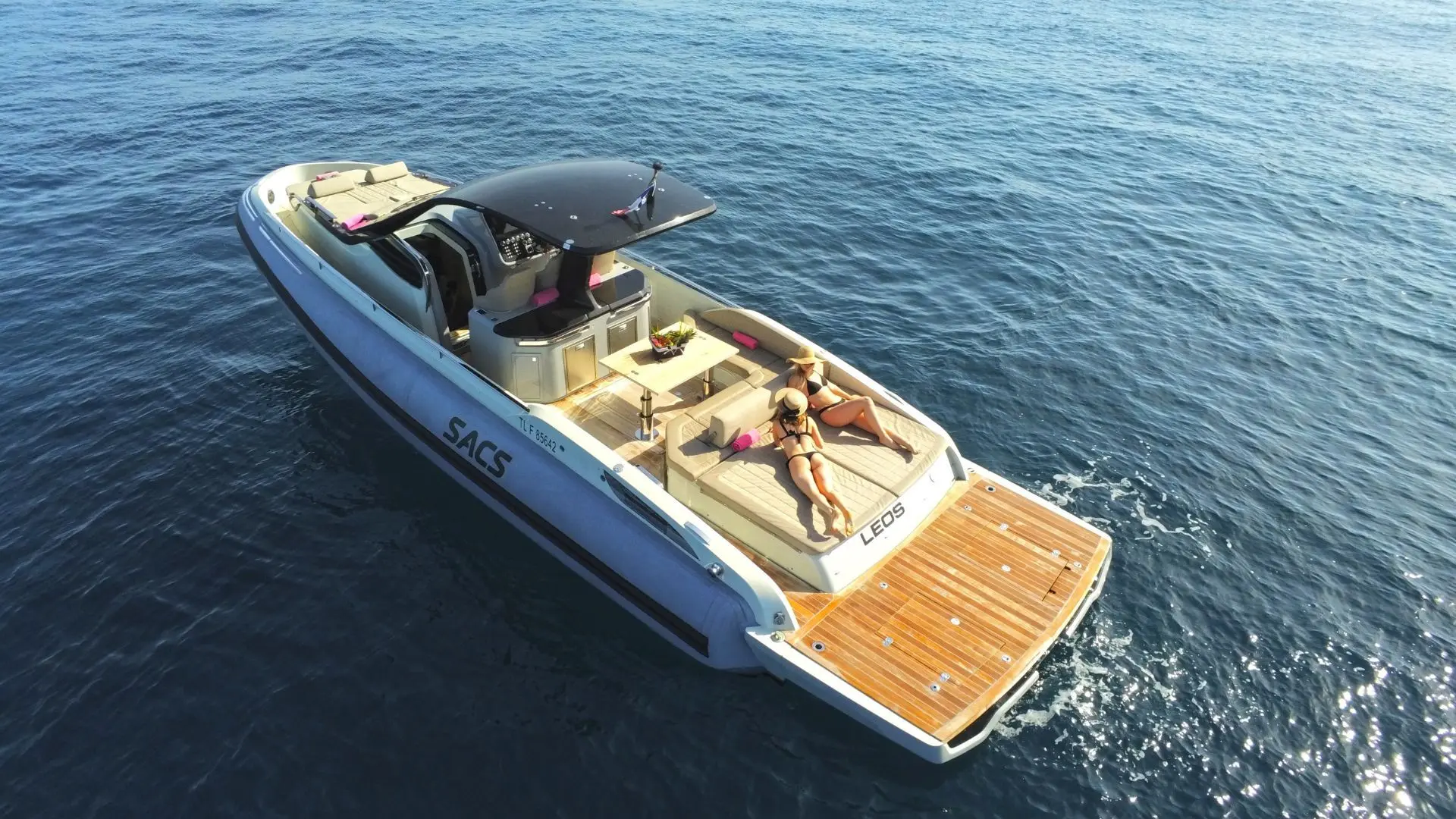 Sacs Rebel 40 — Vue aérienne d’un bateau semi-rigide naviguant sur une mer calme.