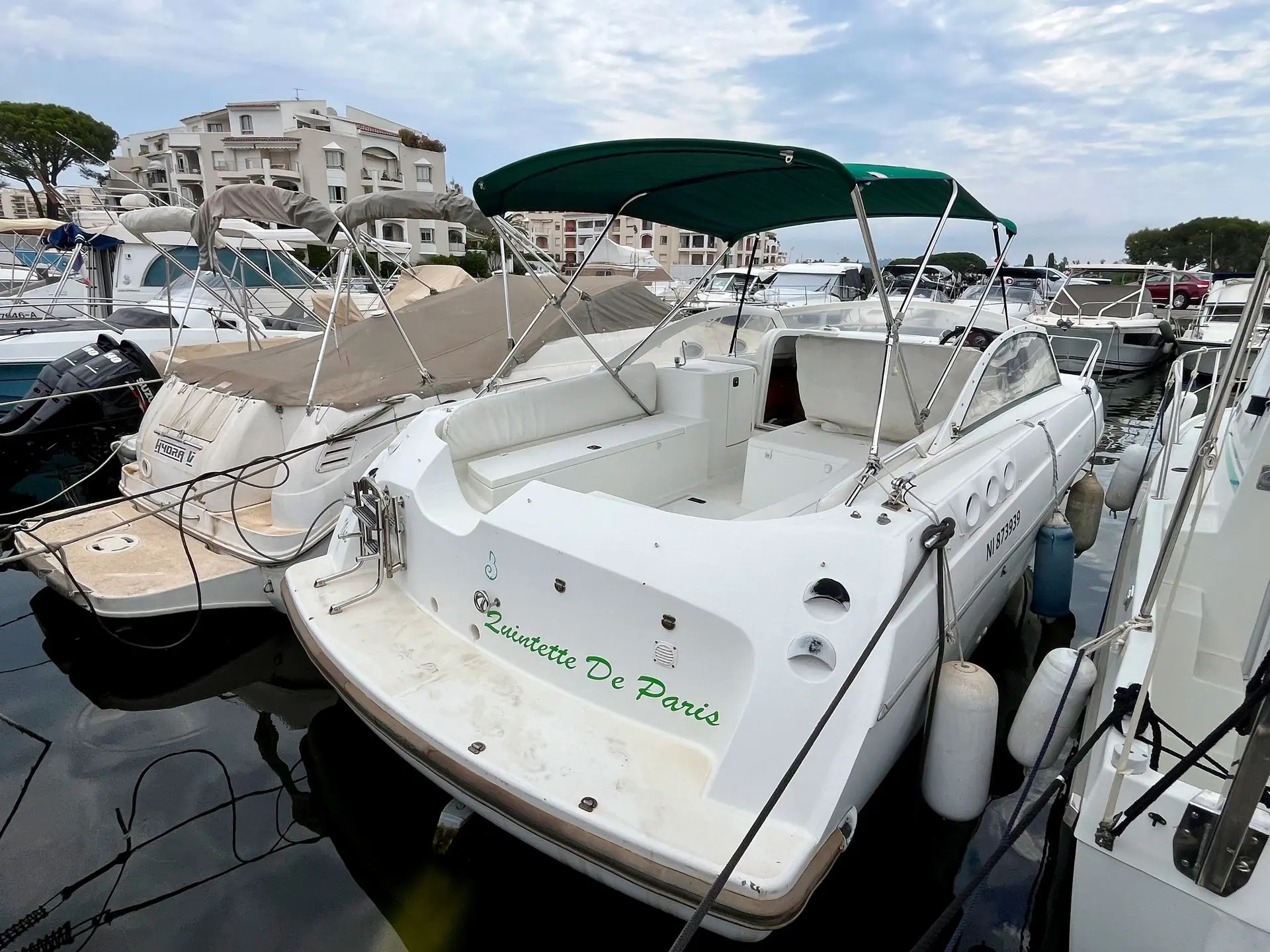 Beneteau Flyer 780 — Bateau à moteur blanc amarré dans un port, vu de trois quarts arrière.