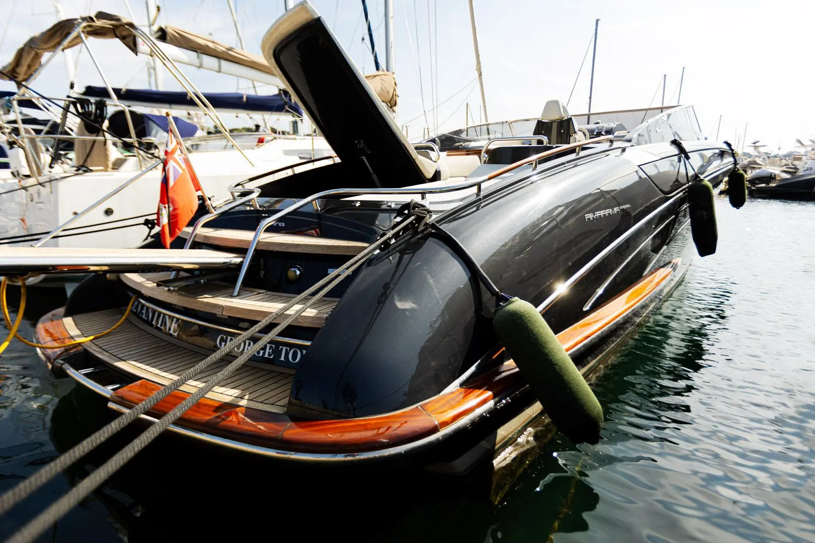 Riva Rivarama 44 — Vue arrière trois-quarts d’un bateau à moteur amarré dans une marina.