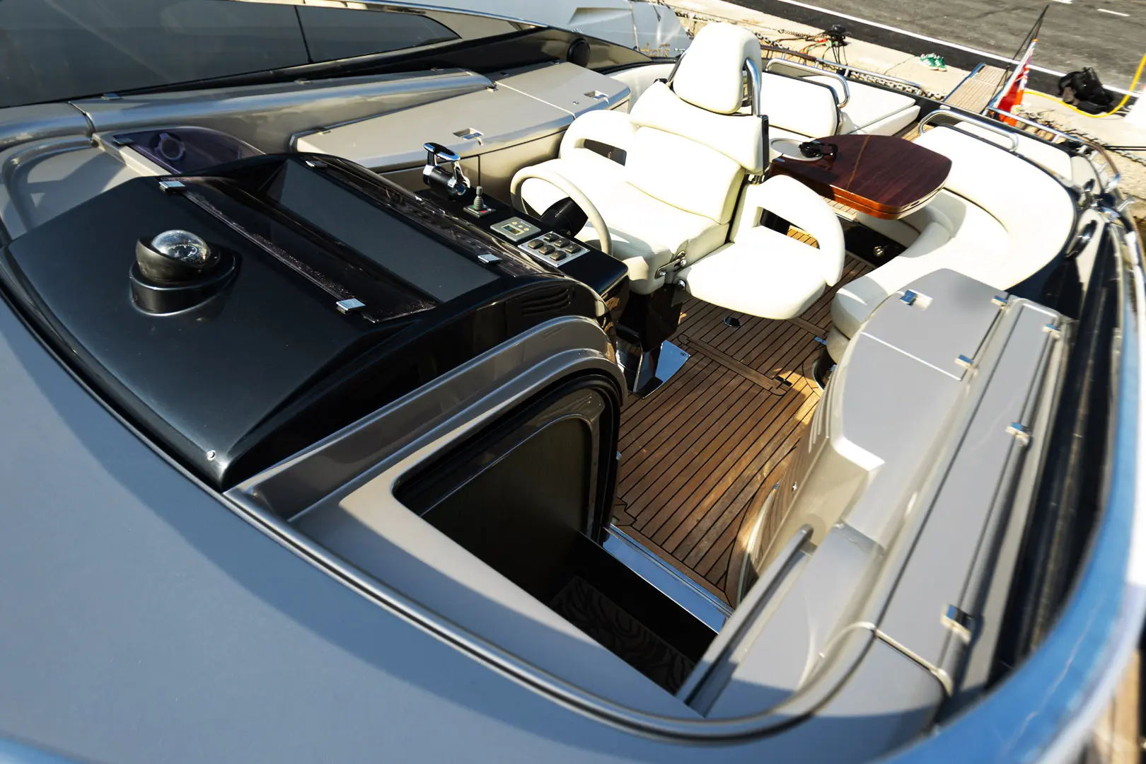 Riva Rivarama 44 — Vue du cockpit extérieur avec sièges, commandes, table et plage arrière.