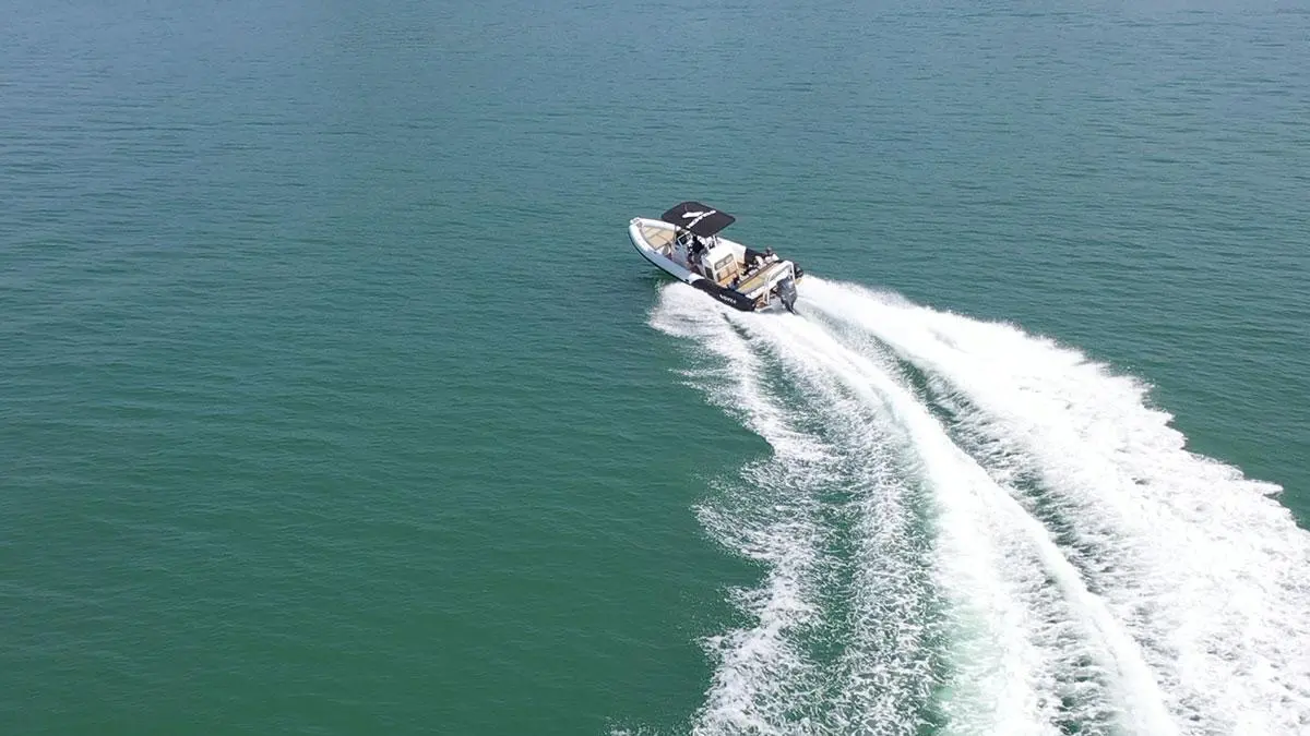 Highfield Sport 900 — Bateau naviguant à vive allure sur une mer calme, vu depuis les airs.
