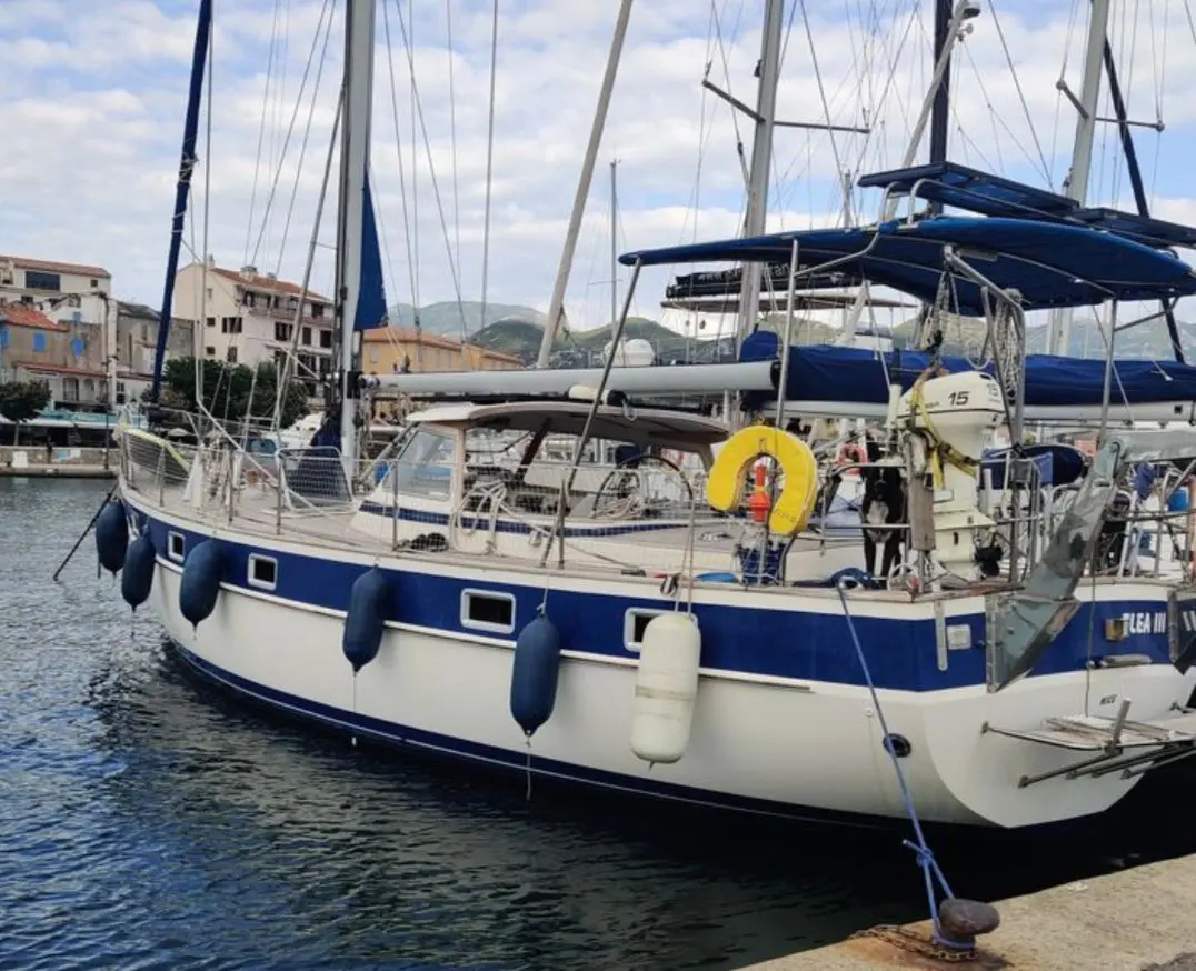 Hallberg Rassy 49 — Voilier amarré dans un port, photographié de trois quarts arrière.