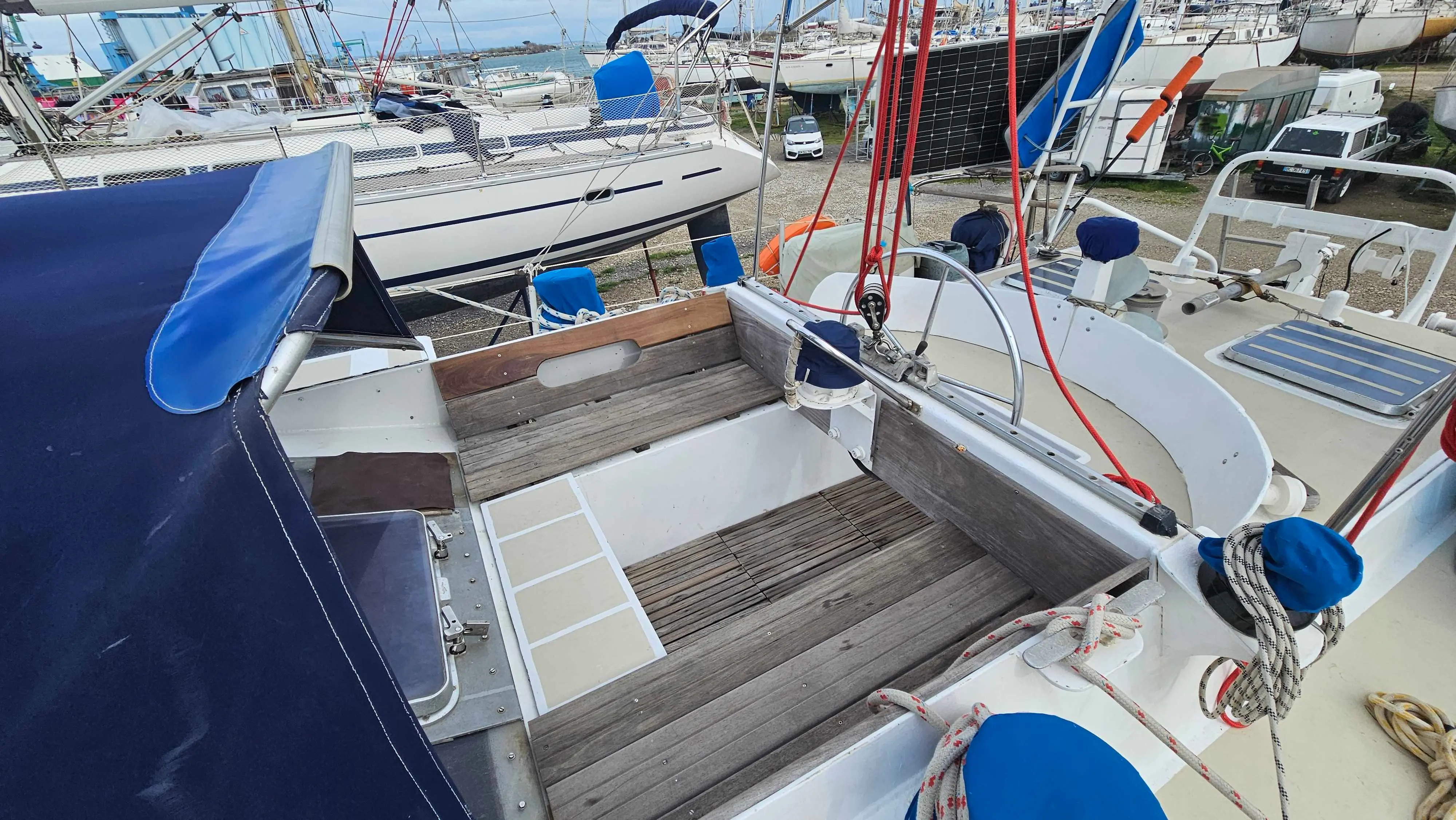 Meta Dalu 47 — Cockpit aménagé d’un voilier à quai dans une marina.