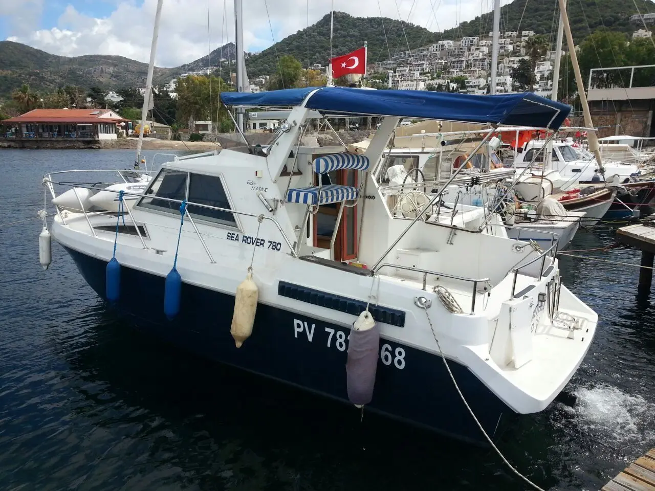 Eider Marine Sea Rover 780 — Bateau à moteur blanc vu de trois quarts arrière dans une marina.
