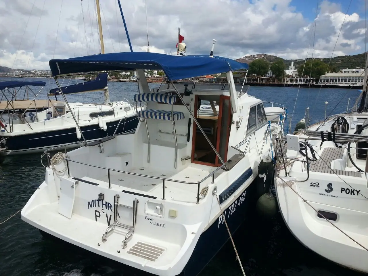 Eider Marine Sea Rover 780 — Bateau à moteur blanc amarré au port, vu de trois quarts arrière.