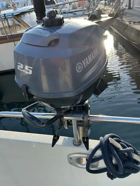 Eider Marine Sea Rover 780 — Moteur hors-bord marqué 2.5, photographié à l’arrière d’un bateau.