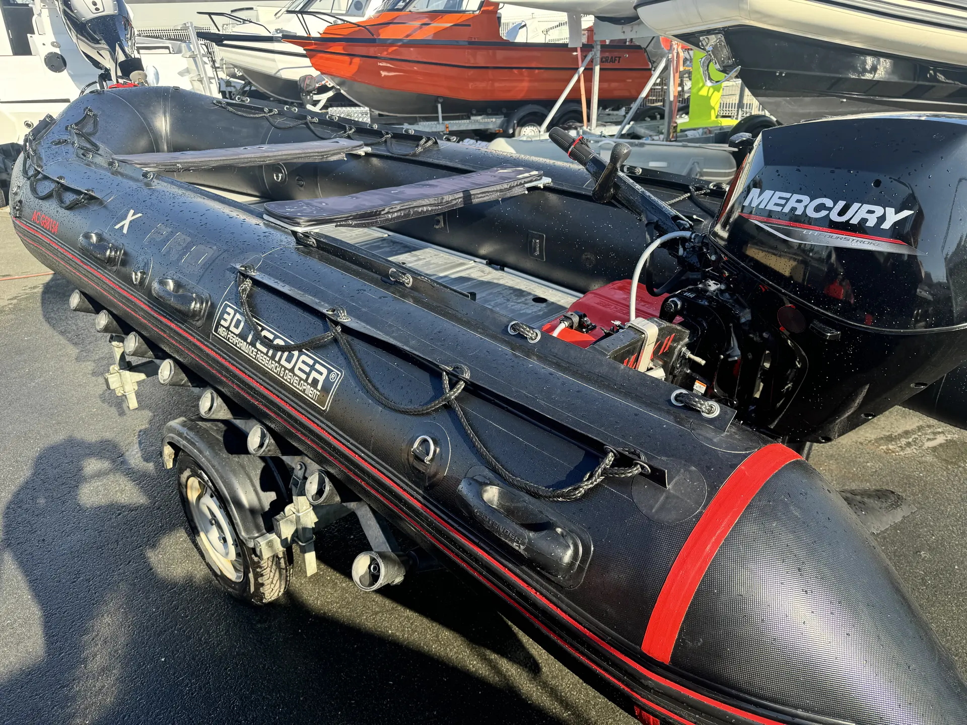3D Tender Heavy Duty 460 — Bateau pneumatique noir équipé d’un moteur hors-bord, présenté sur sa remorque.