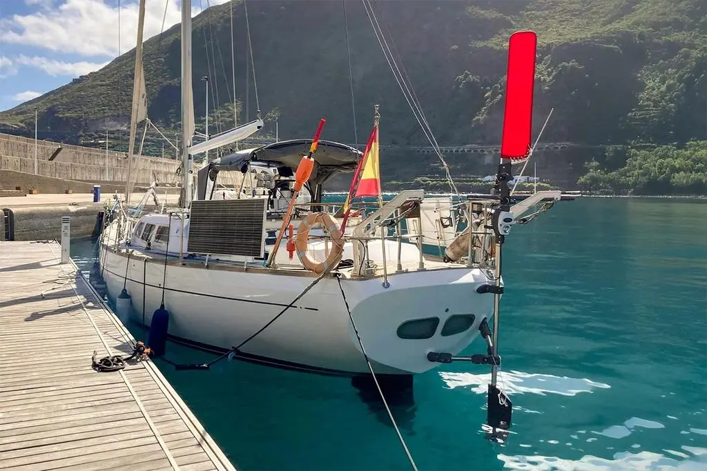 North Wind 47 — Voilier blanc amarré dans un port, photographié depuis l’arrière tribord.