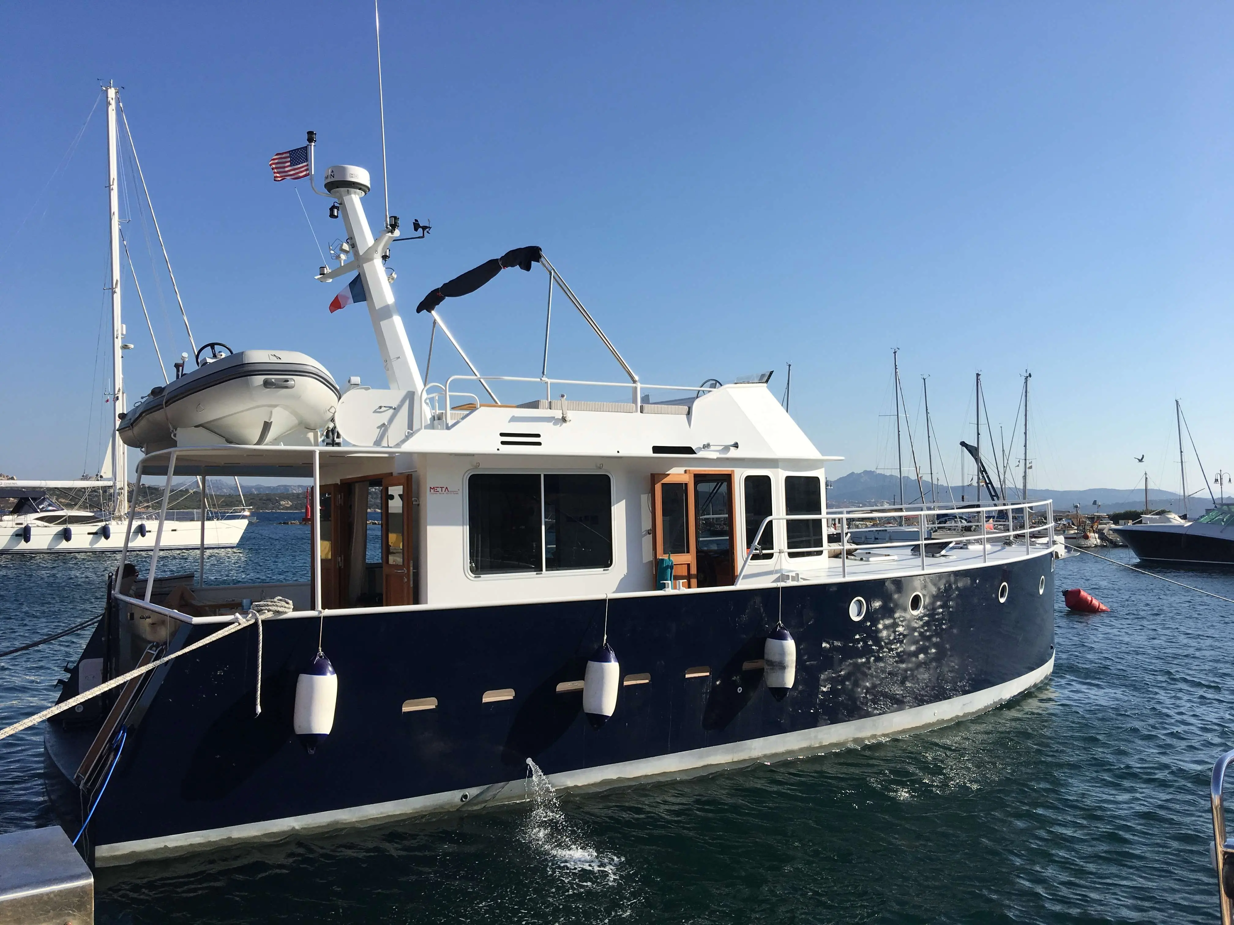 Meta Sweet Trawler 45 — Bateau à moteur amarré dans une marina, photographié de trois quarts côté bâbord.