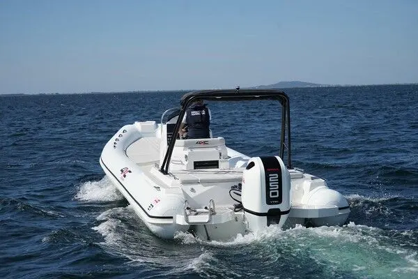 4XC HA27 — Bateau semi-rigide vu de trois quarts arrière, naviguant en mer.
