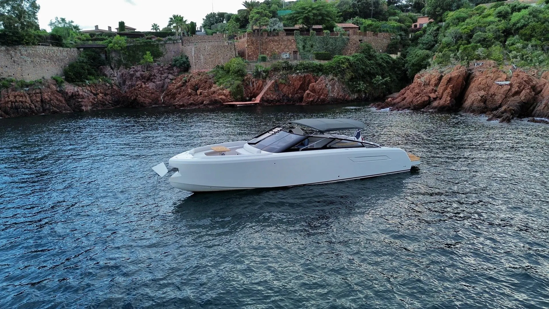 BB Yachts 44 Panarea — Bateau à moteur blanc photographié de profil près d’une côte rocheuse.