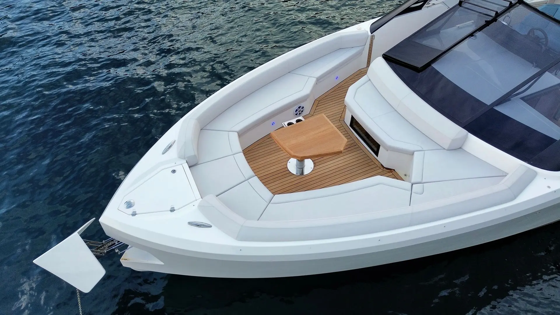 BB Yachts 44 Panarea — Vue plongeante de la proue et du cockpit avant d’un bateau sur l’eau.