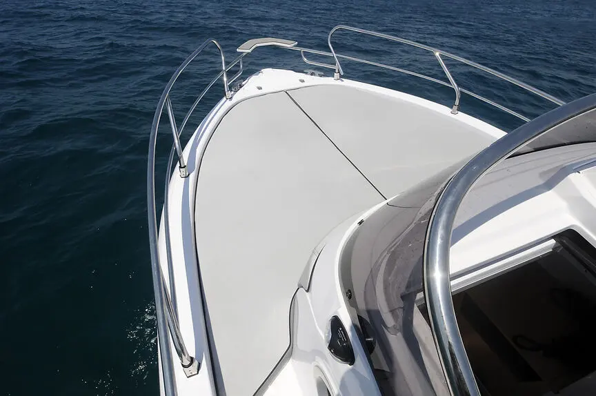 4XC H26SD — Vue plongeante de l’avant et du pont avant d’un bateau sur l’eau.