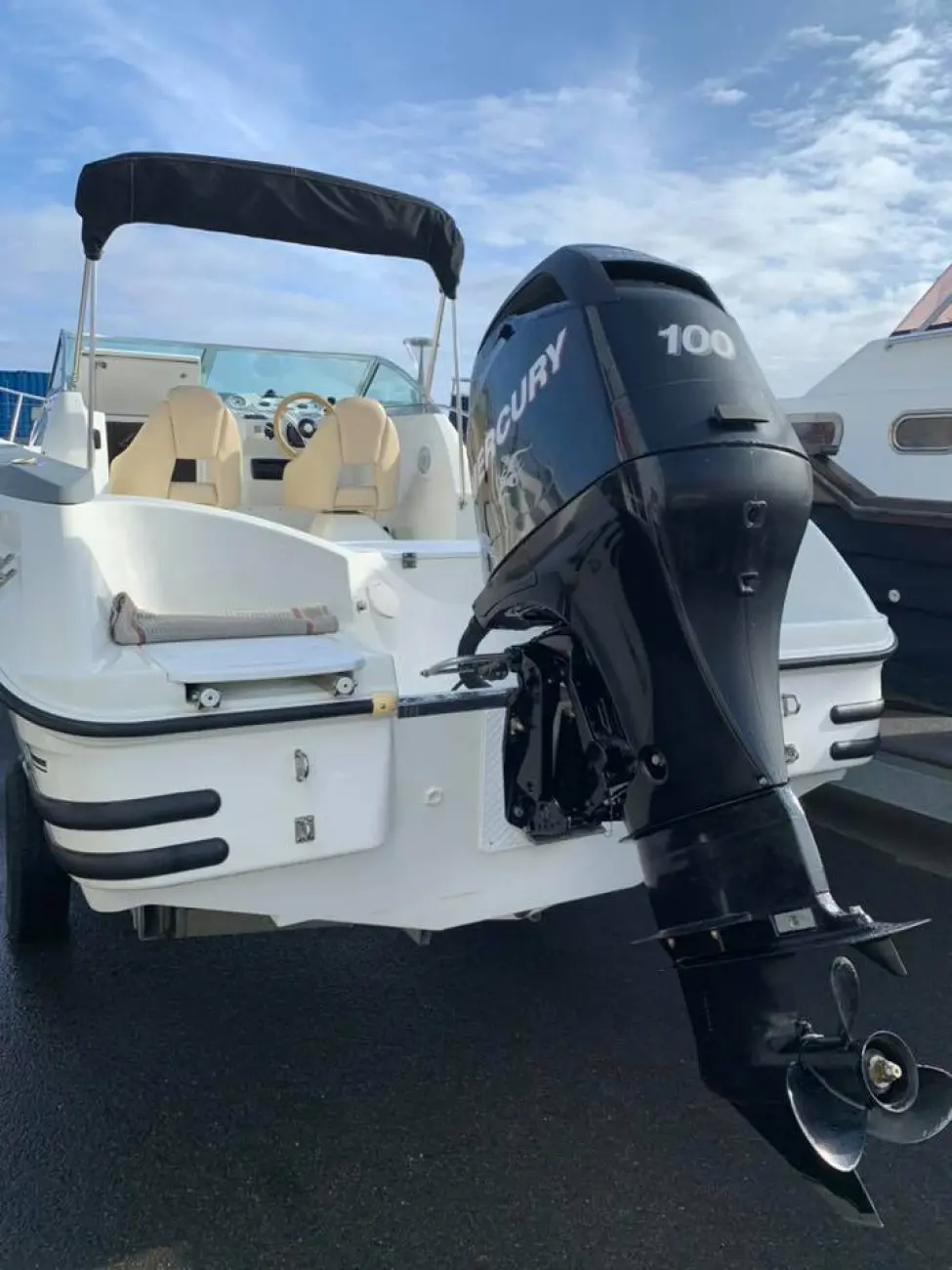 Karnic Bluewater 2050 — Vue arrière d’un bateau blanc équipé d’un moteur hors-bord Mercury de 100.