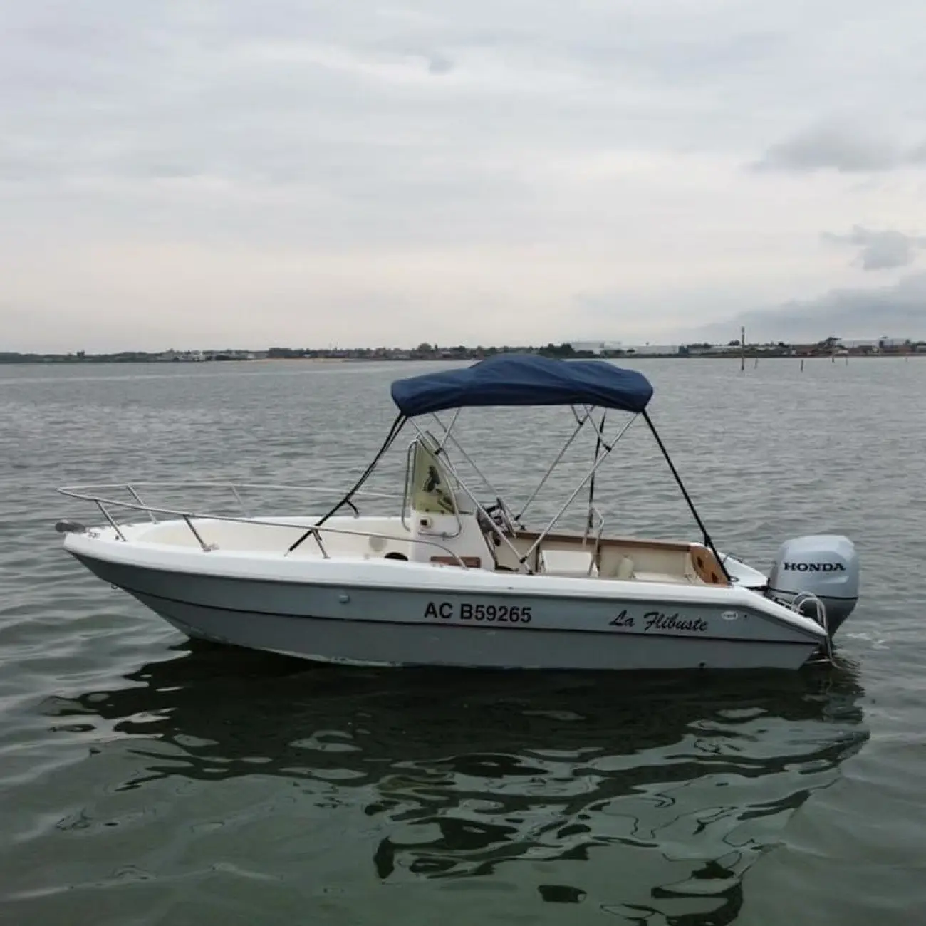 Capelli Cap 19 Open — Bateau à moteur blanc vu de profil sur une étendue d’eau calme.