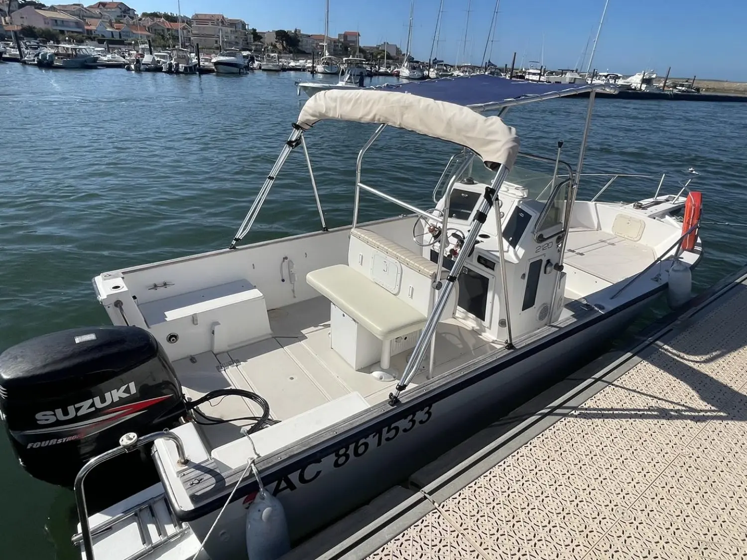 Robalo 2120 — Bateau à moteur blanc amarré dans un port, vu de trois quarts.