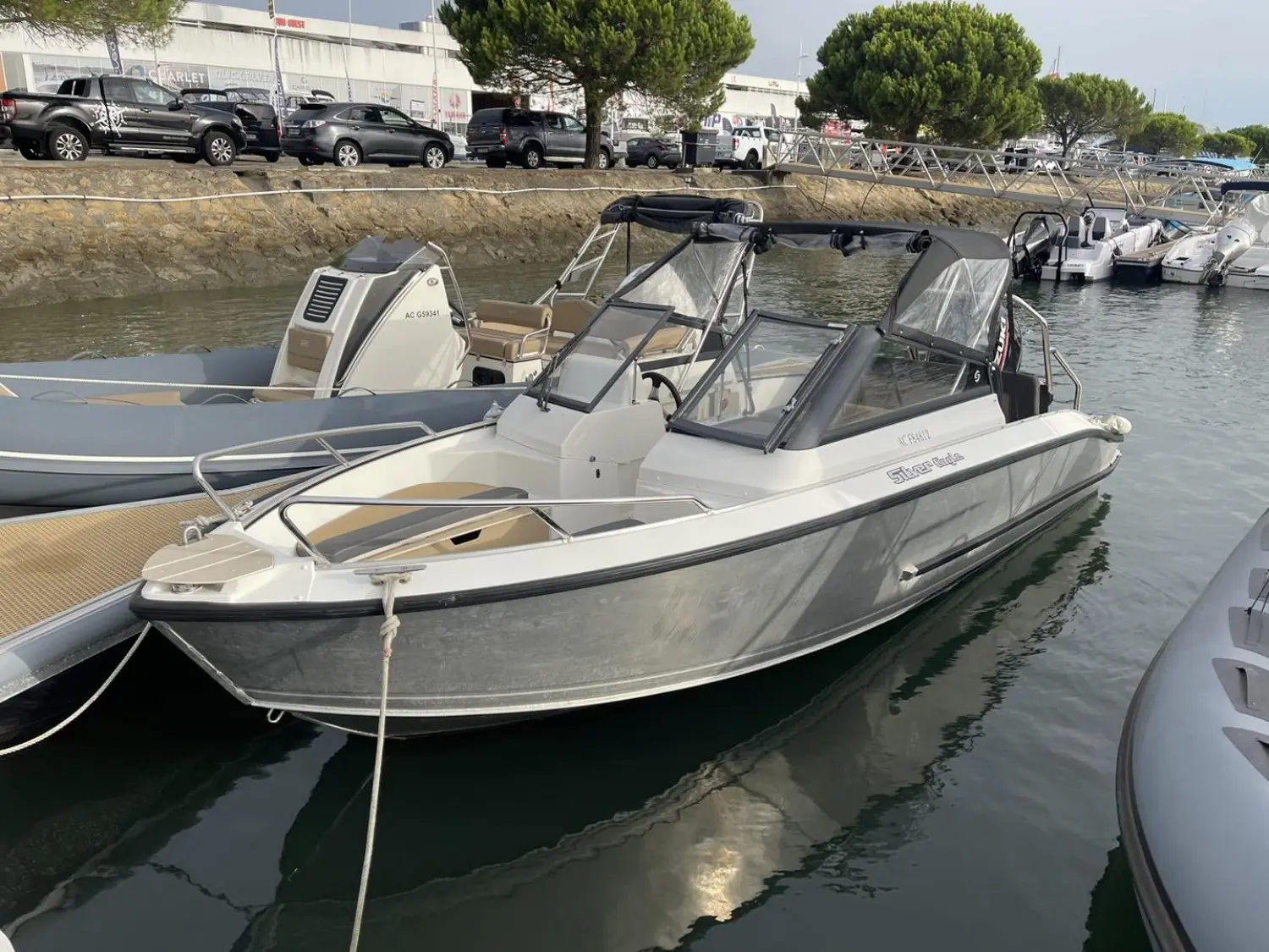 Silver Eagle BR 640 — Bateau à moteur blanc et gris amarré dans un port, vu de trois quarts avant.