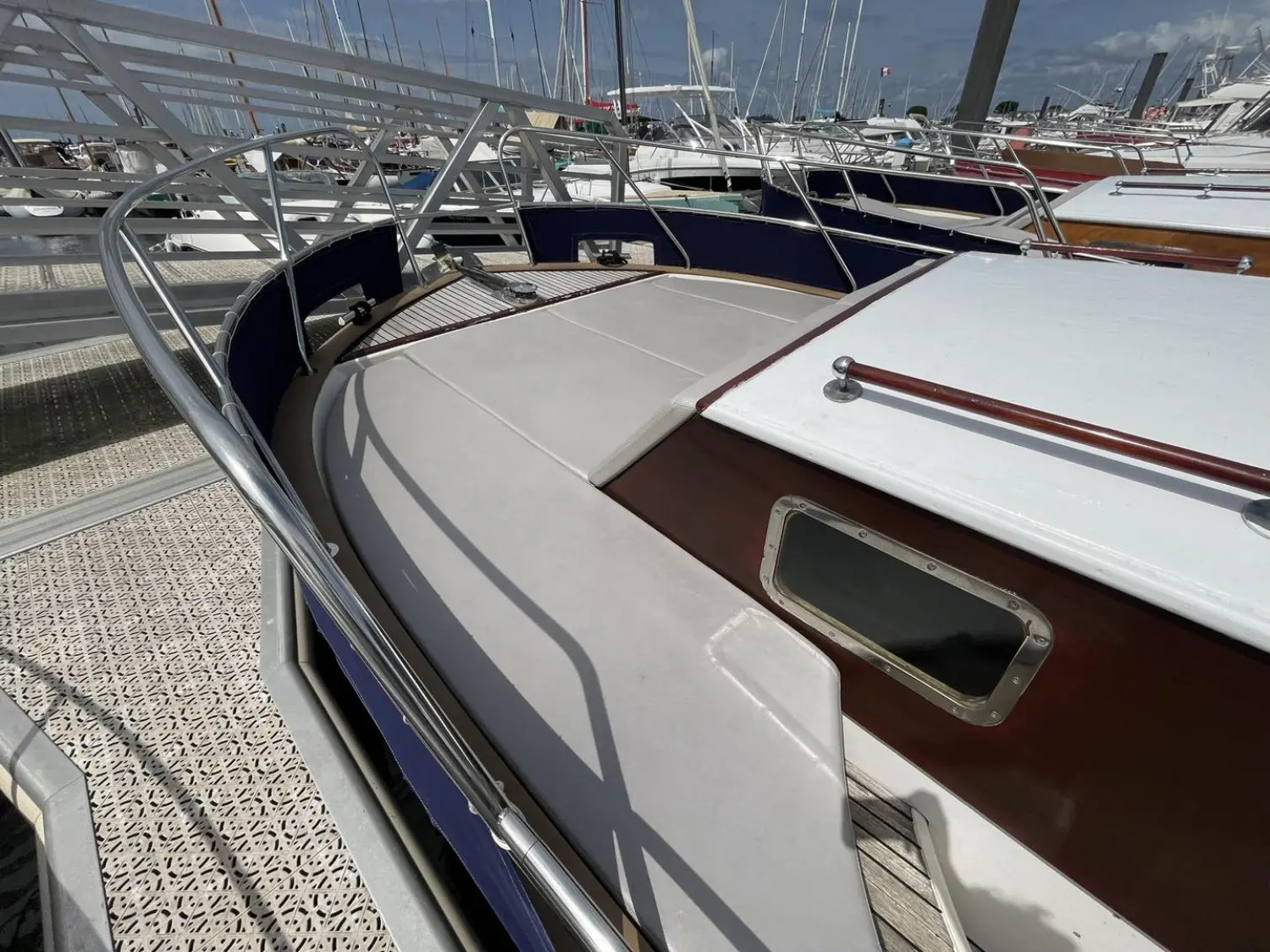 Beacher 840 — Vue rapprochée du pont avant et de la plage de bain du bateau.
