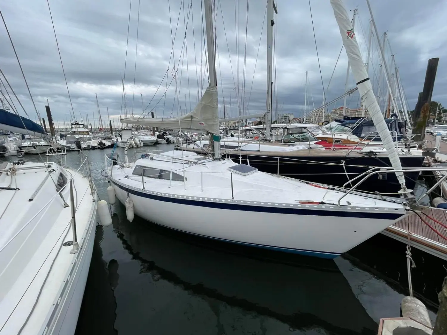 Gibert Marine Gib Sea 77 — Voilier blanc amarré dans une marina, photographié de trois quarts avant.