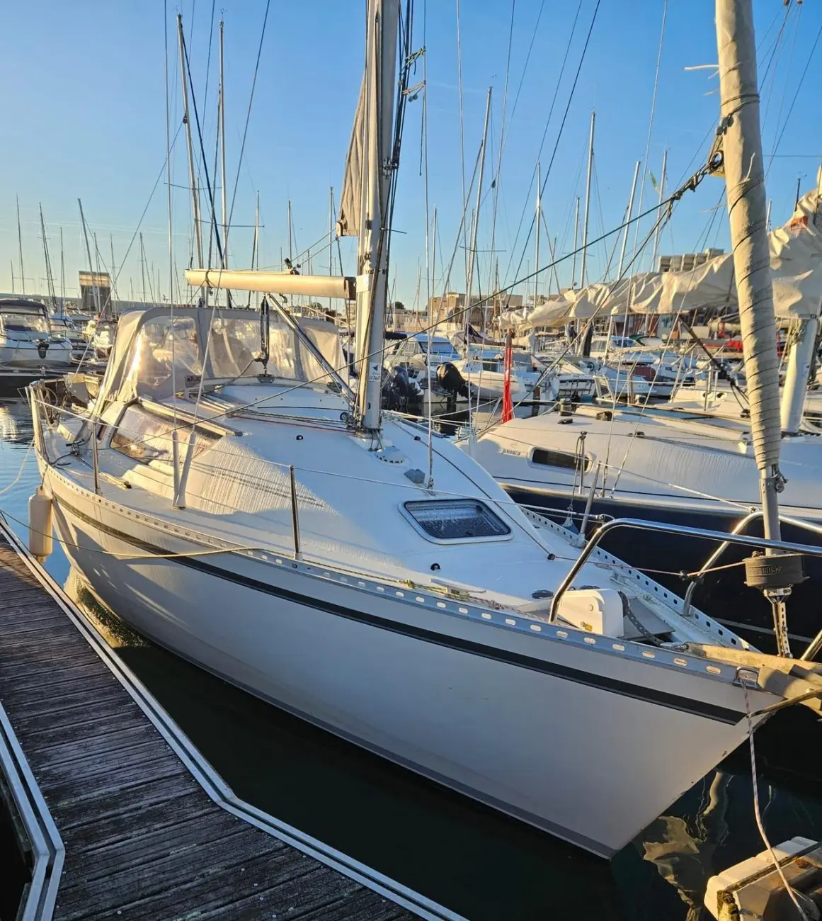 Gib Sea 262 Quillard — Voilier blanc amarré dans un port, vu de trois quarts avant.