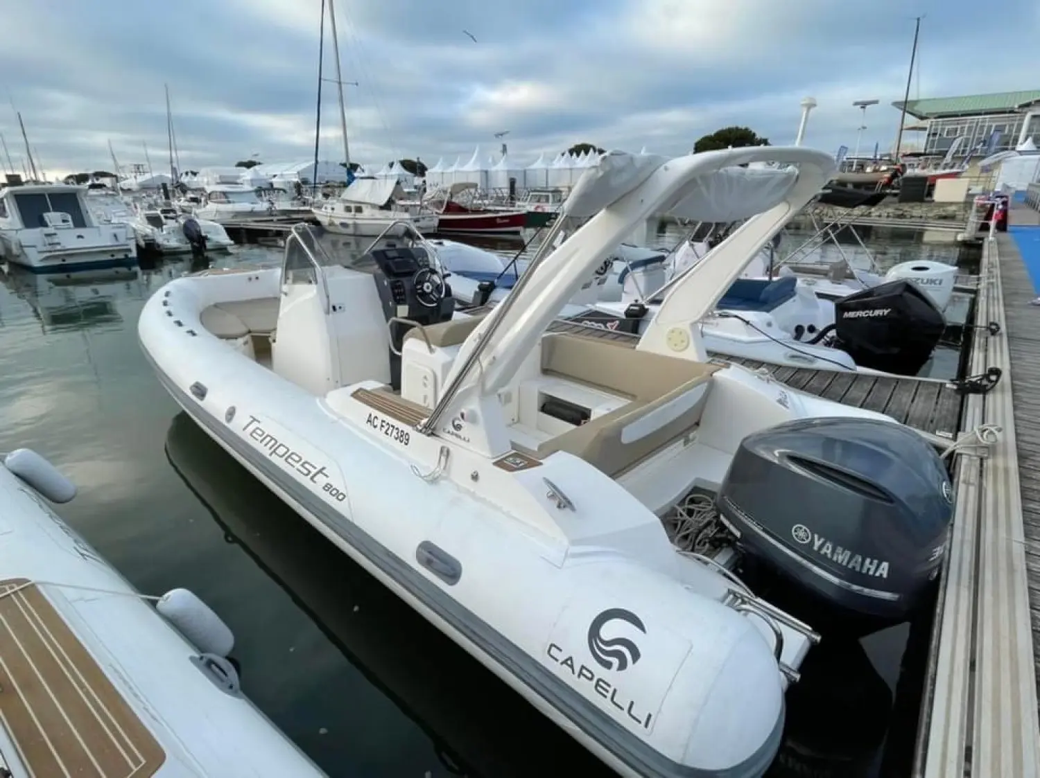 Capelli Tempest 800 — Bateau pneumatique Capelli amarré dans une marina, vu de trois quarts arrière.