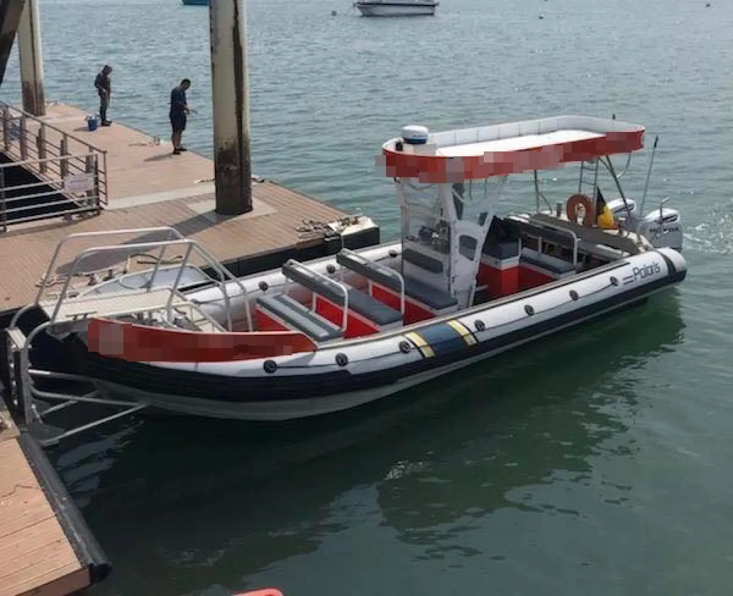 Polaris Neptune — Bateau semi-rigide amarré à un ponton, photographié en vue trois quarts.