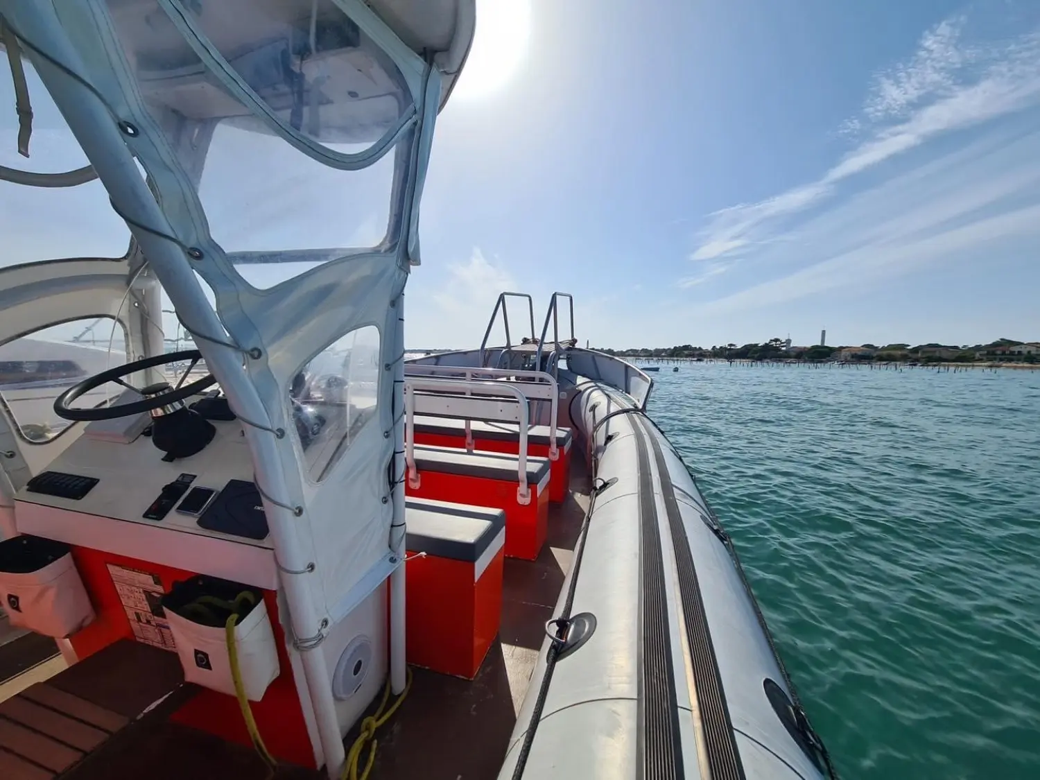 Polaris Neptune — Vue du pont arrière et de la console d’un bateau semi-rigide sur l’eau.