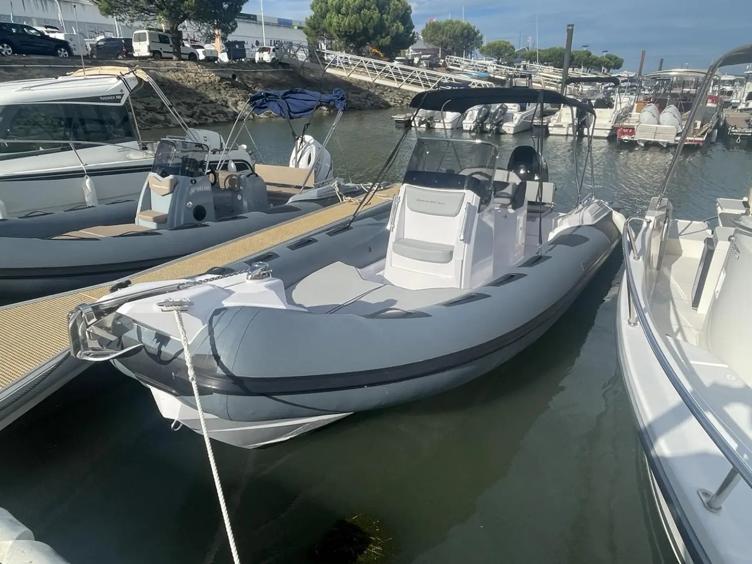 Ranieri Cayman 23 S — Bateau pneumatique gris amarré dans un port, vu de trois quarts avant.