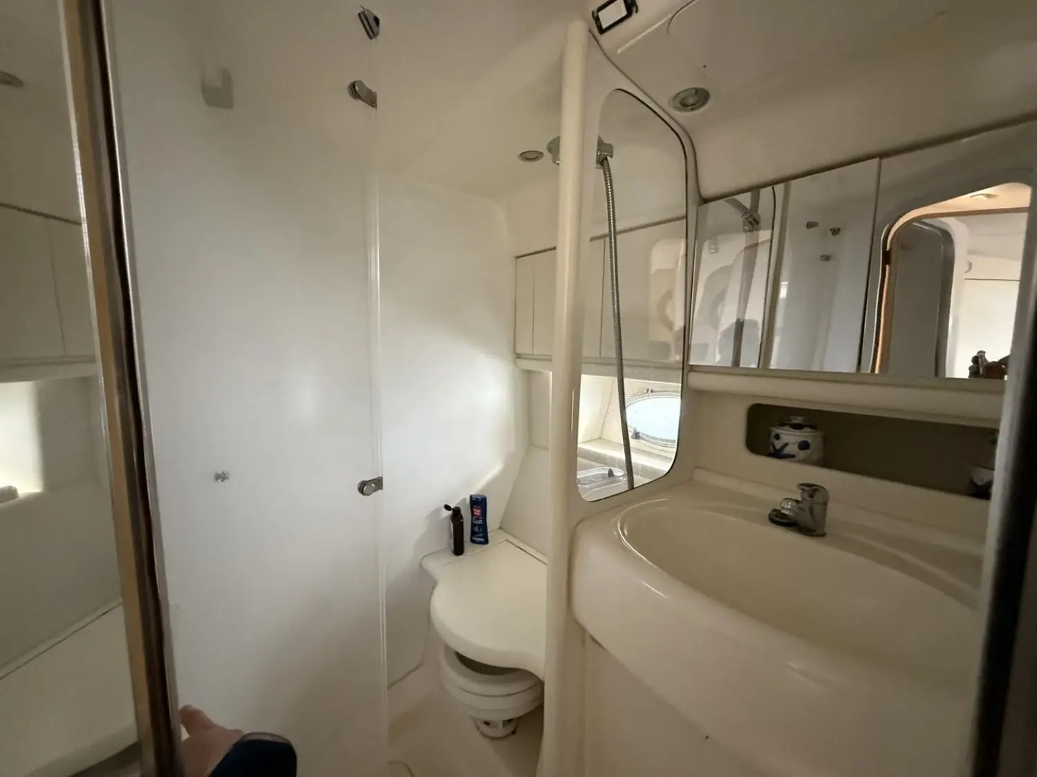 Cranchi Atlantique 38 — Salle d’eau avec douche, toilettes et lavabo à bord.