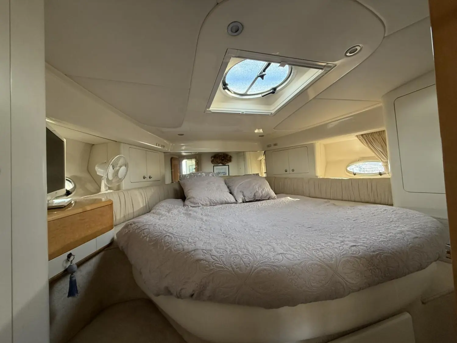 Cranchi Atlantique 38 — Cabine avant avec grand lit double, rangements latéraux et hublot de pont.