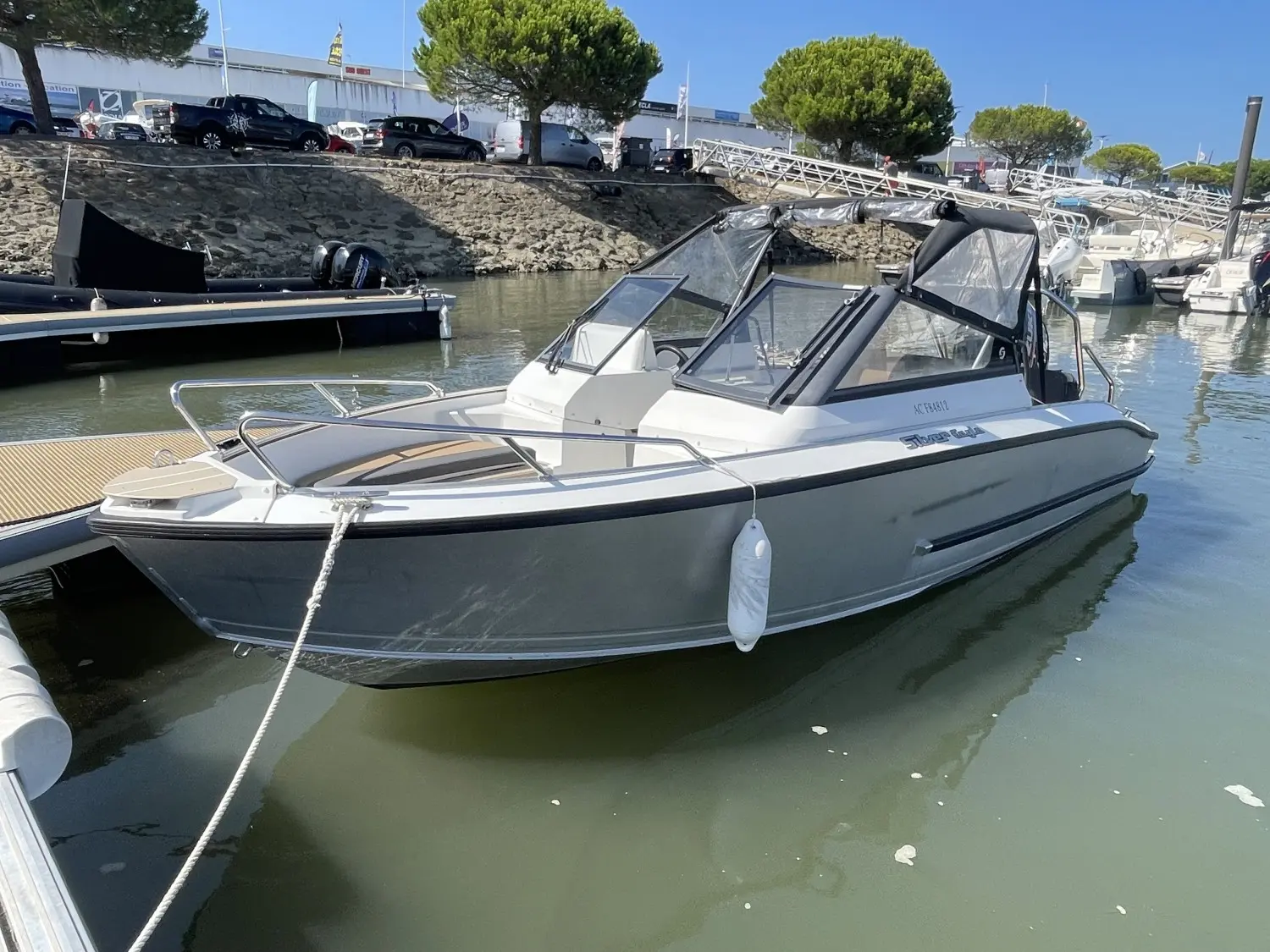 Silver Eagle BR 640 — Bateau à moteur blanc et gris amarré dans un port, vu de trois quarts avant.