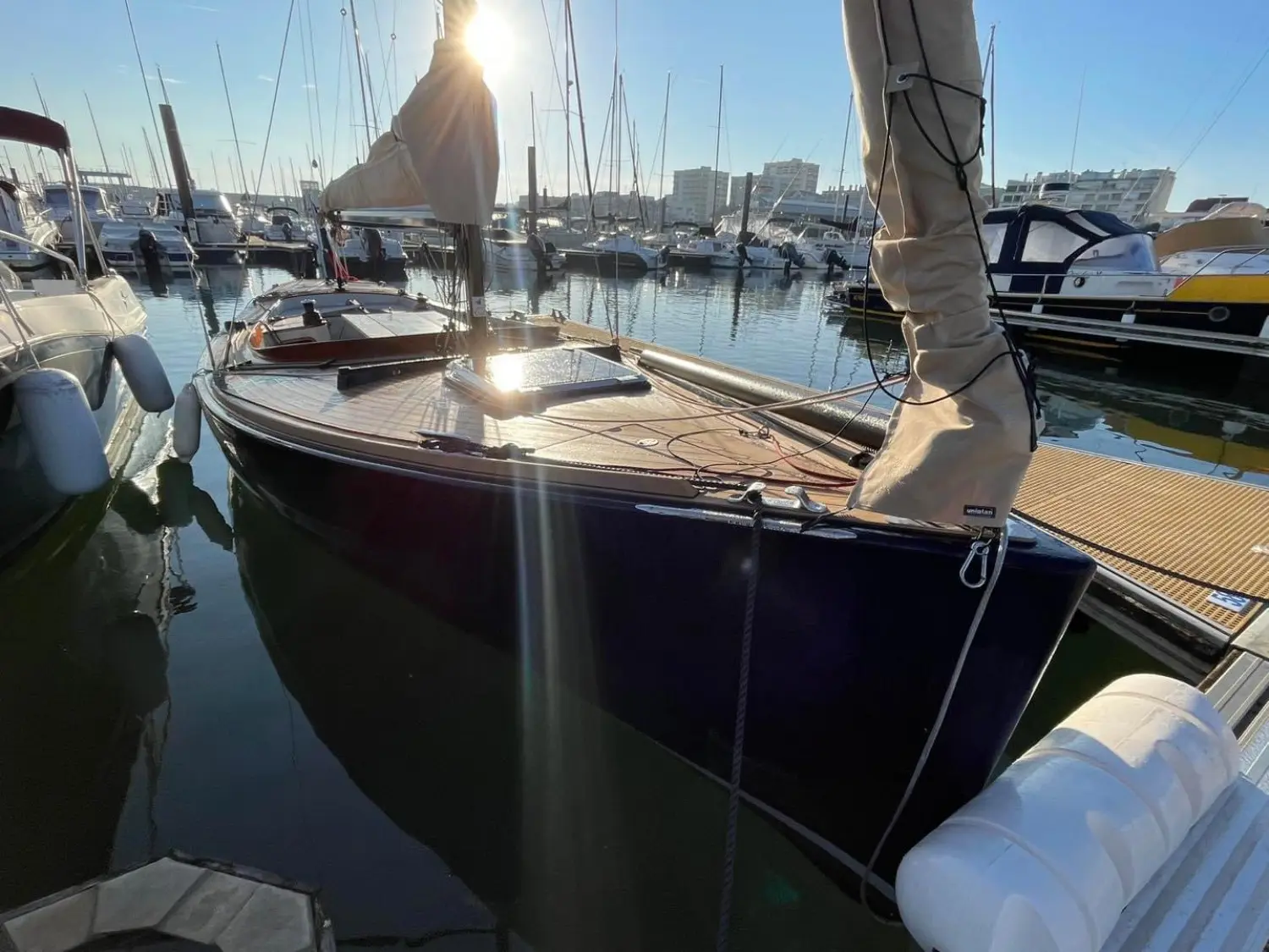 Rosewest Cape Cod 896 — Voilier amarré dans une marina, vu de trois quarts depuis le quai.