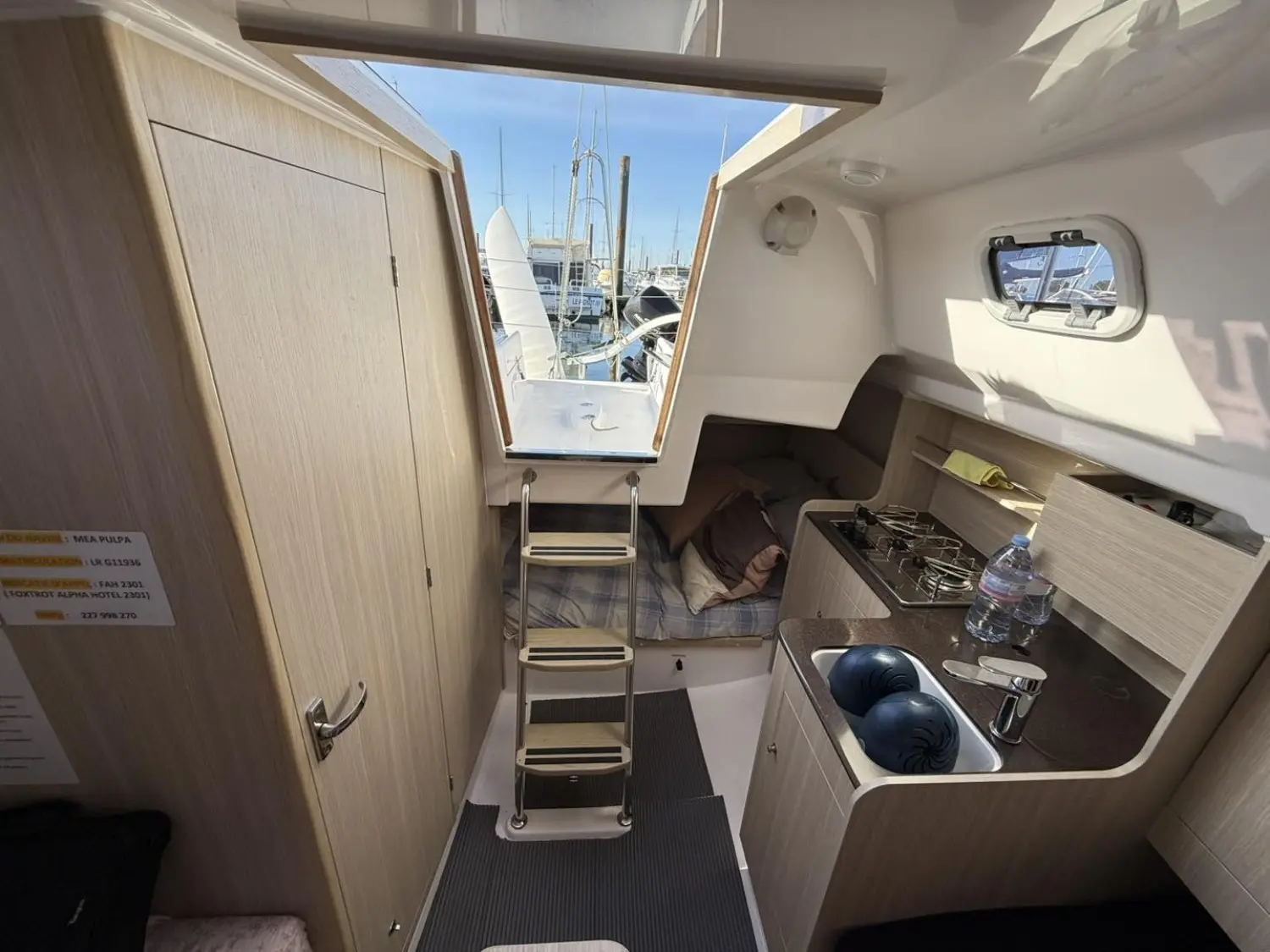Maxus 24 — Vue intérieure d’un voilier montrant la cuisine et une couchette.